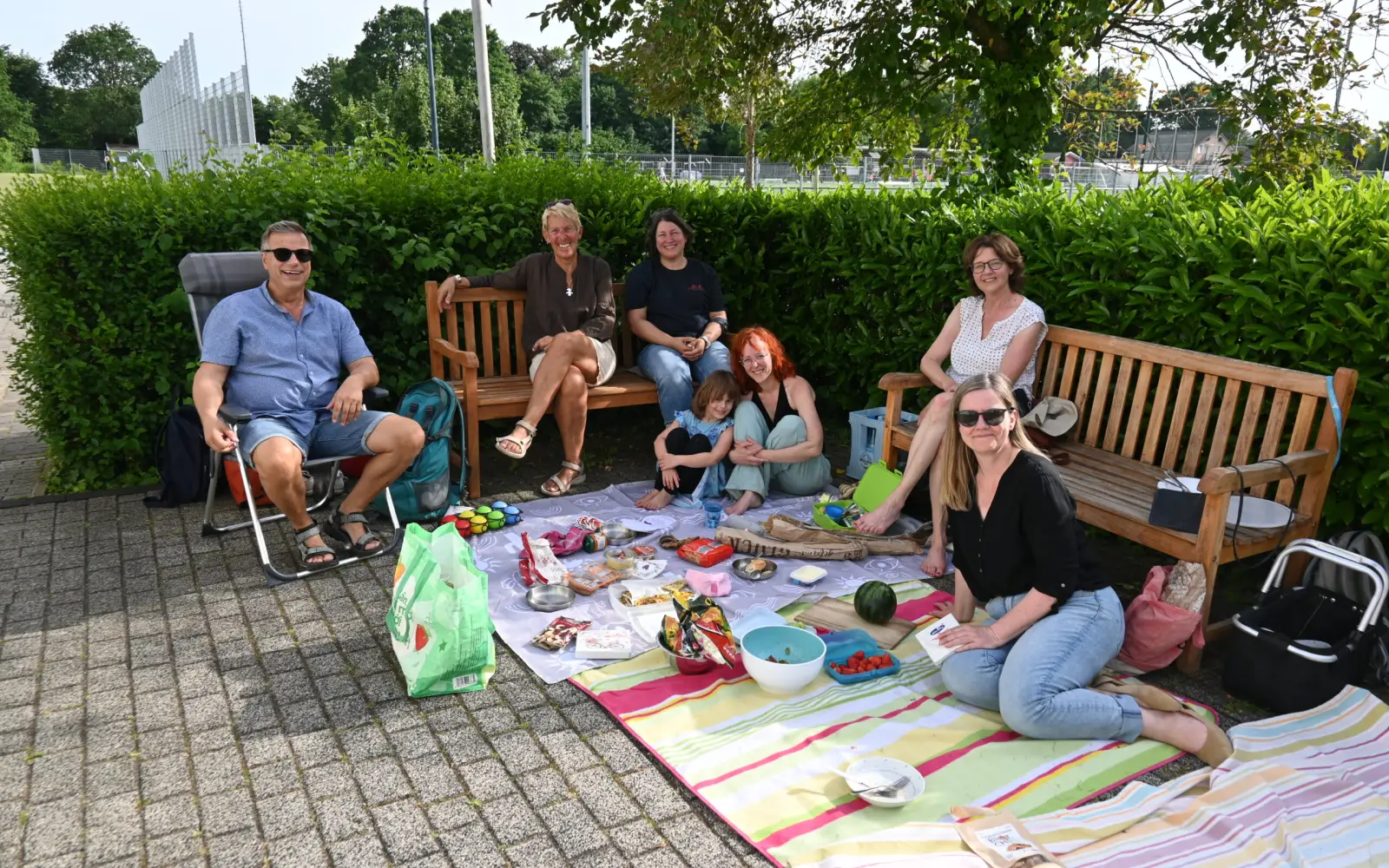 Heike Schmitz-Fehlberg, Vorsitzende des Bürgervereins Großenbaum-Rahm (rechts), hatte das erste Nachbarschafts-Picknick mit organisiert. Foto: sam