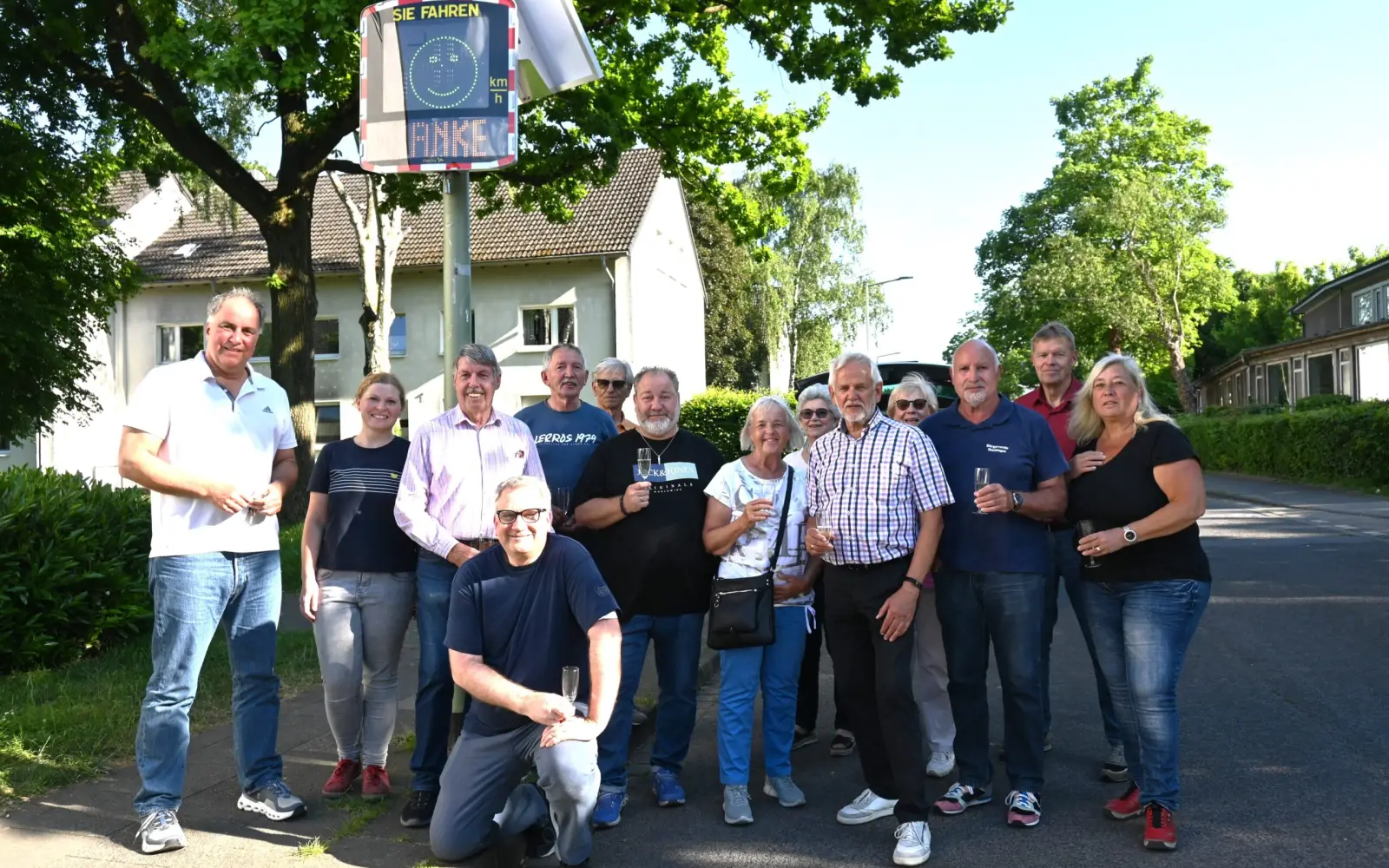 Gemeinsam mit anderen Menschen setzt sich Dietmar Ahlemann (hockend) für den Ort Huckingen ein - wie hier bei der Einweihung des Speed-Displays an der Grundschule. Er ist Vorsitzender des mitgliederstärksten Bürgervereins in Duisburg. Archivfoto: sam