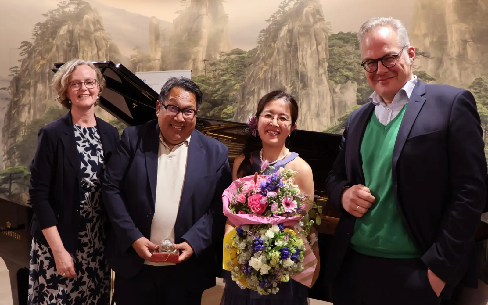 Das zweite Benefizkonzert zugunsten des Friederike Fliedner Hospizes Kaiserswerth brachte 1.202 Euro für die Hospizarbeit. (von links): Hospizleiterin Elisabeth Siemer, Organisator Reza Indrakesuma vom C. Bechstein Centrum Düsseldorf, Pianistin Miyuk