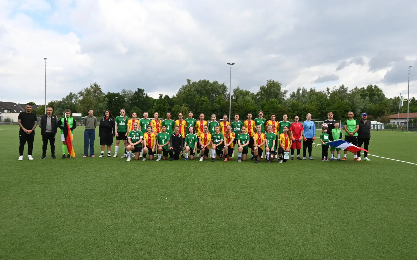 21 Französinnen und 18 Rahmerinnen stellten sich mit ihren Betreuern vor dem Spiel zum gemeinsamen Foto auf dem TSR-Platz auf. Foto: sam