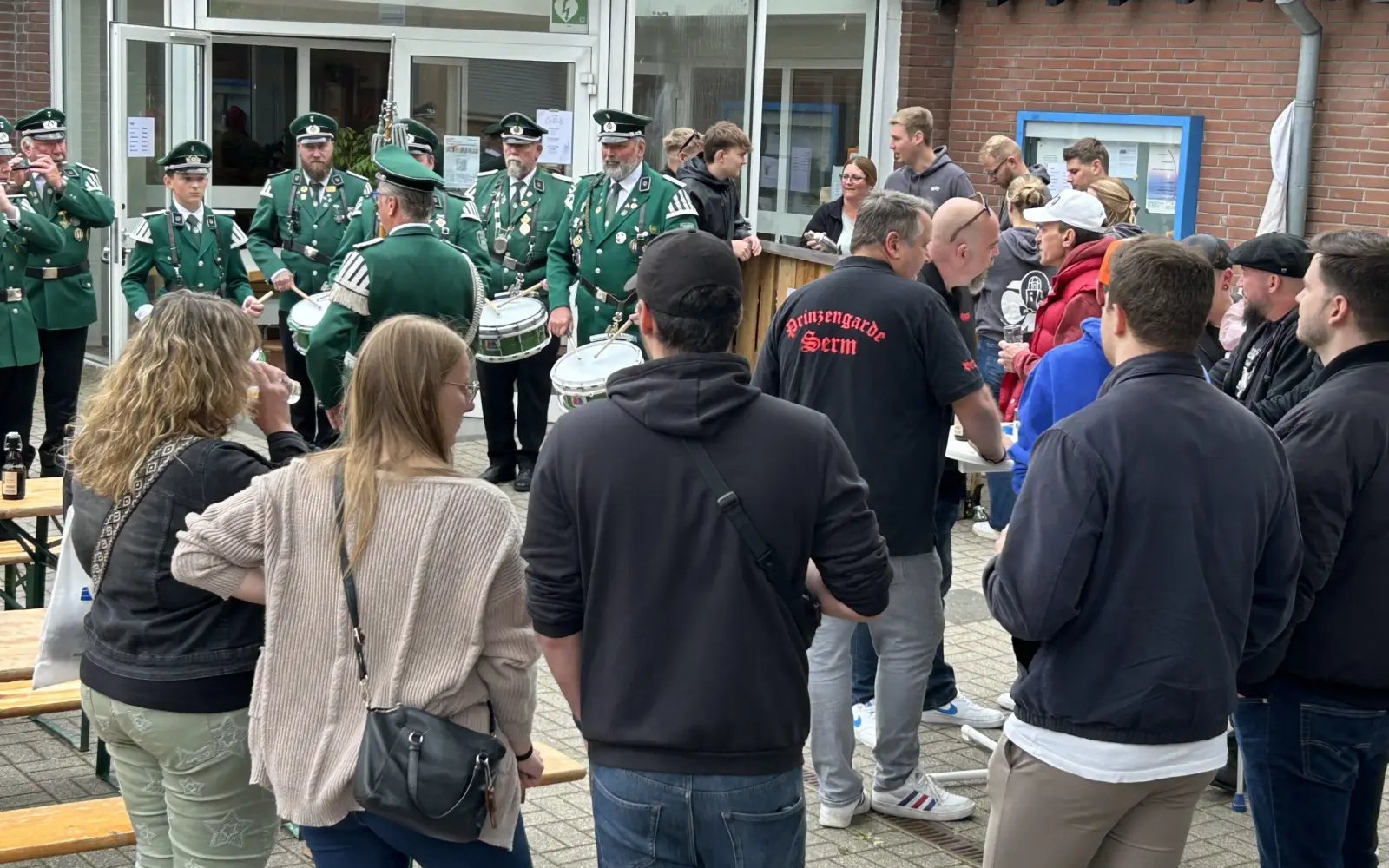 Das Tambourcorps Serm erfreute die Besucher mit einem Ständchen. Foto: sam