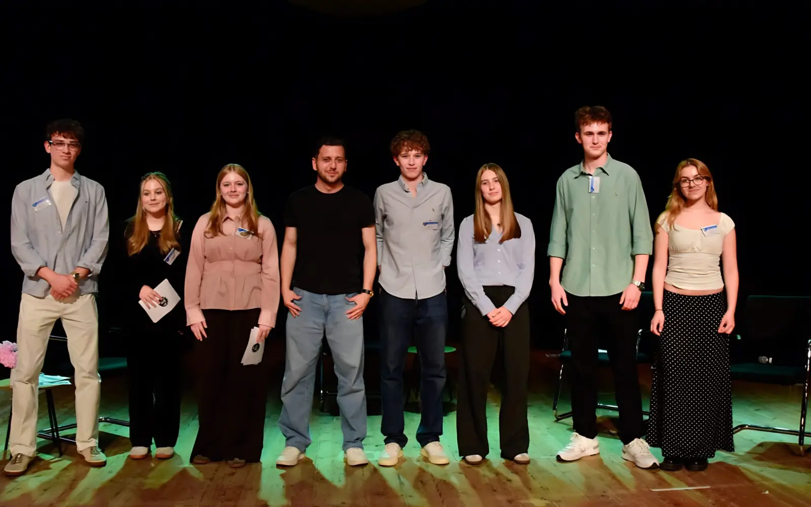 Insgesamt sprachen sieben politisch interessierte Schülerinnen und Schüler mit Felix Banaszak (Mitte). Foto: dav