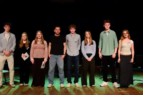„Politik im Dialog“: MMG-Schüler diskutierten mit Felix Banaszak