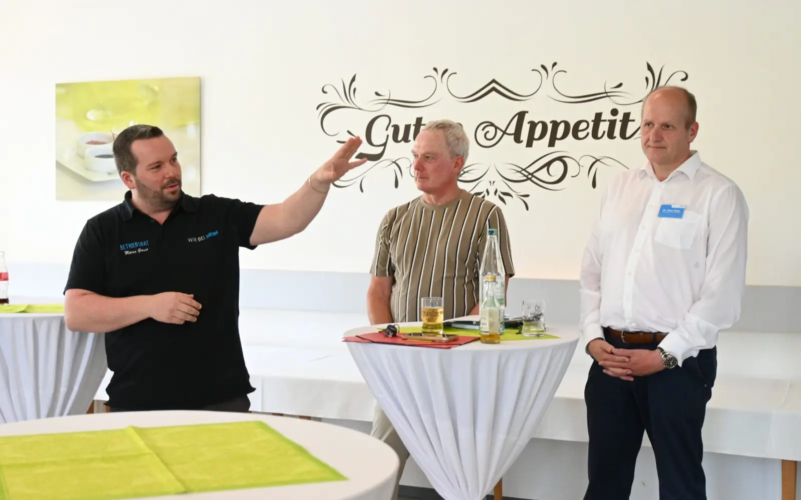 Stellten ihren Nachbarn einige Pläne von HKM vor: Betriebsratsvorsitzender Marco Gasse, Carsten Laakmann und Dr. Peter Biele. Foto: sam