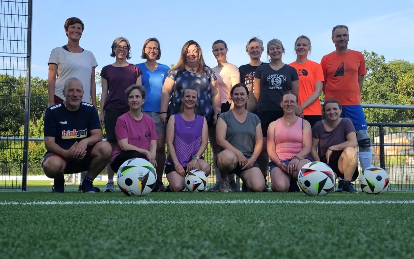 Der TV Angermund ist nach eigenen Angaben der erste Verein in Düsseldorf mit einem Walking-Football-Angebot für Frauen ab 40. Foto: TVA / Winfried Raffel