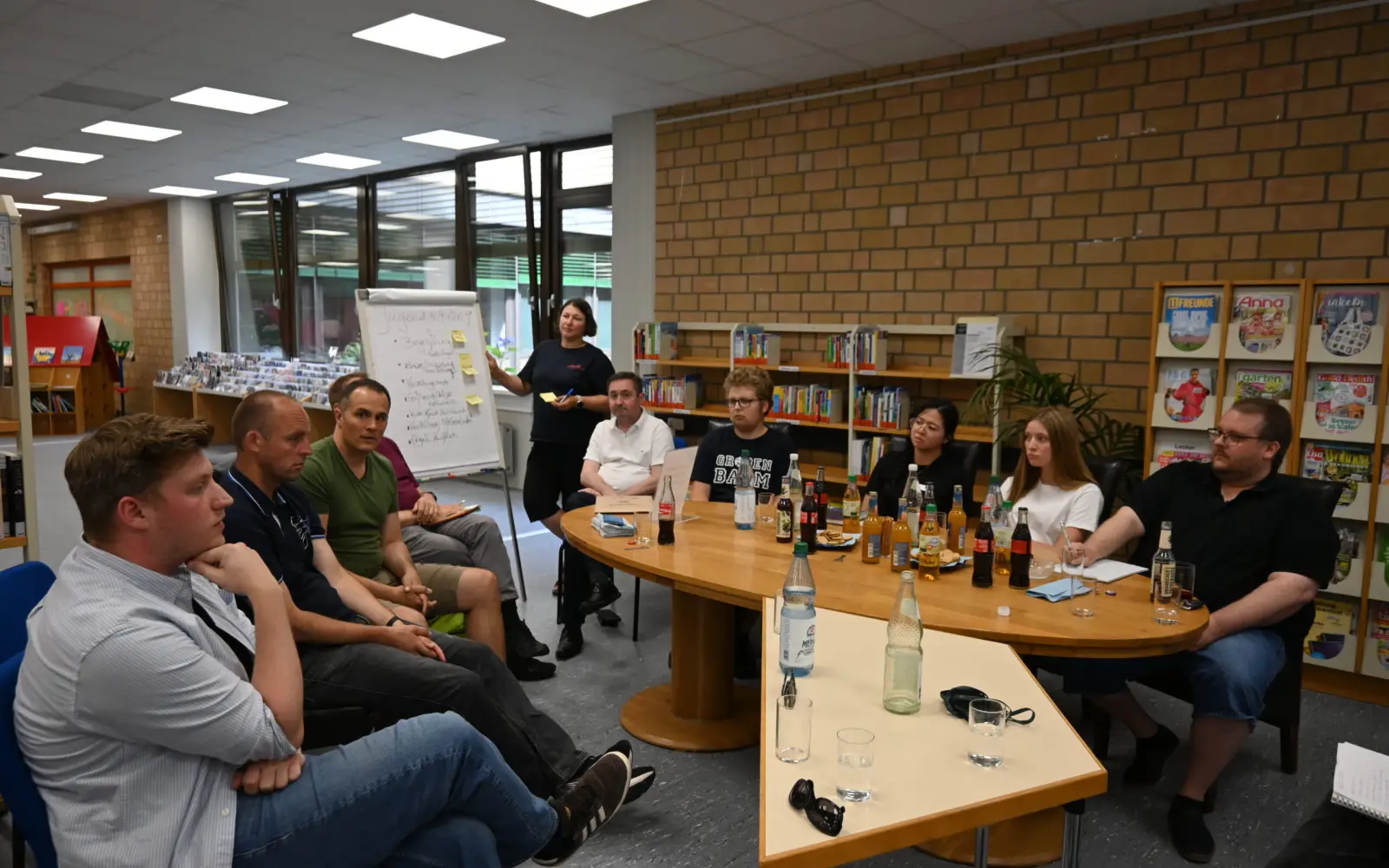Teilnehmende aus verschiedenen Vereinen, Parteien und Institutionen überlegten in der Stadtteilbibliothek Großenbaum, wie man den Jugendlichen in Rahm und Großenbaum helfen kann. Foto: sam