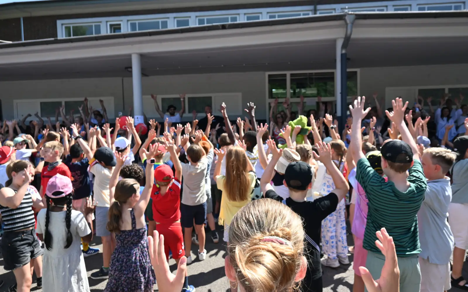 Mit dem "Gute Laune"-Song eröffneten alle Kinder gemeinsam das Schulfest an der Albert-Schweitzer-Straße. Es findet alle vier Jahre statt. Foto: sam