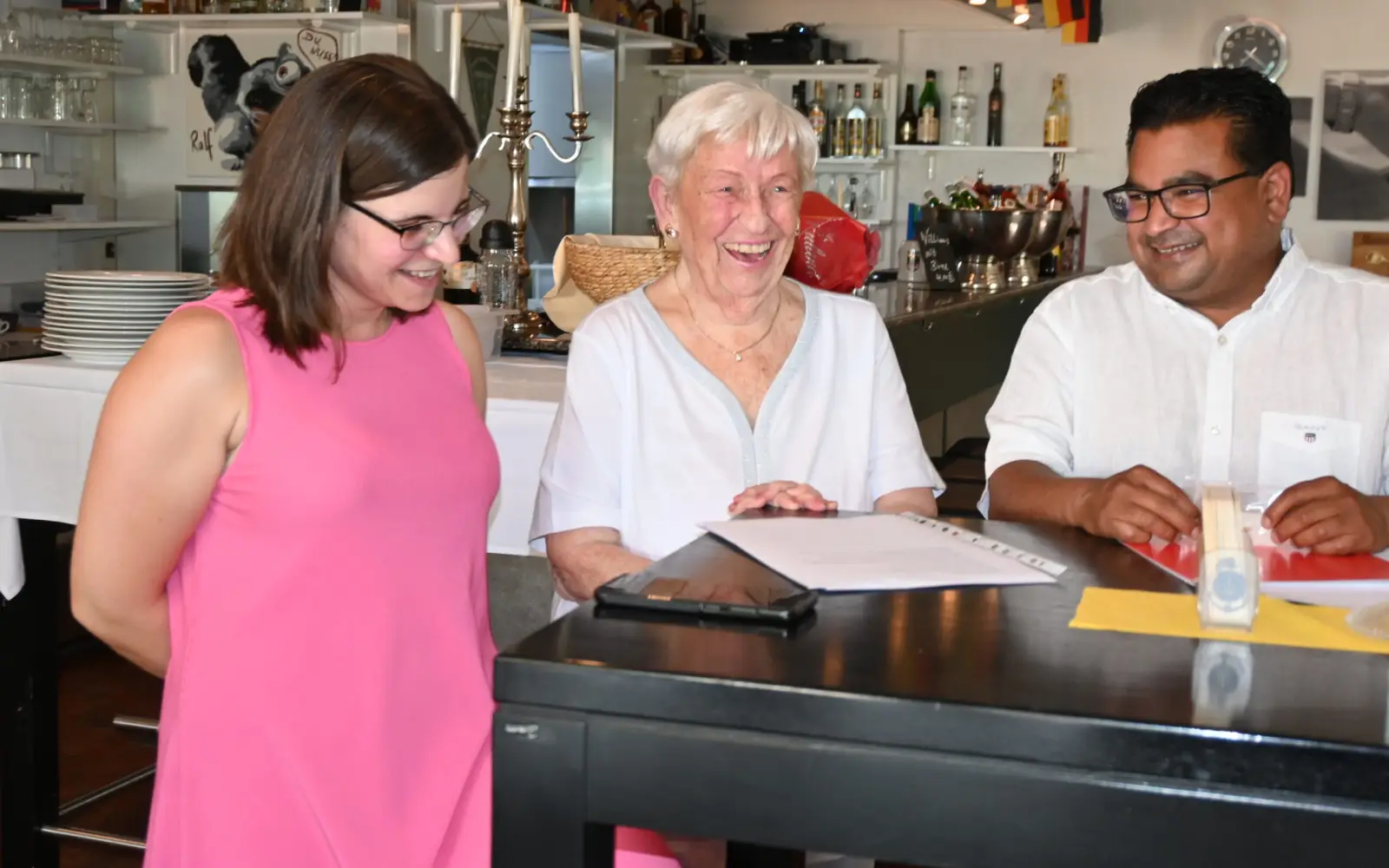 70 Jahre ist Charlotte Kann (Mitte) Mitglied in der SPD - die Vorsitzenden des SPD-Ortsvereins Großenbaum-Rahm, Jacqueline Dederichs und Daniel Rosenbach, gratulierten. Foto: sam