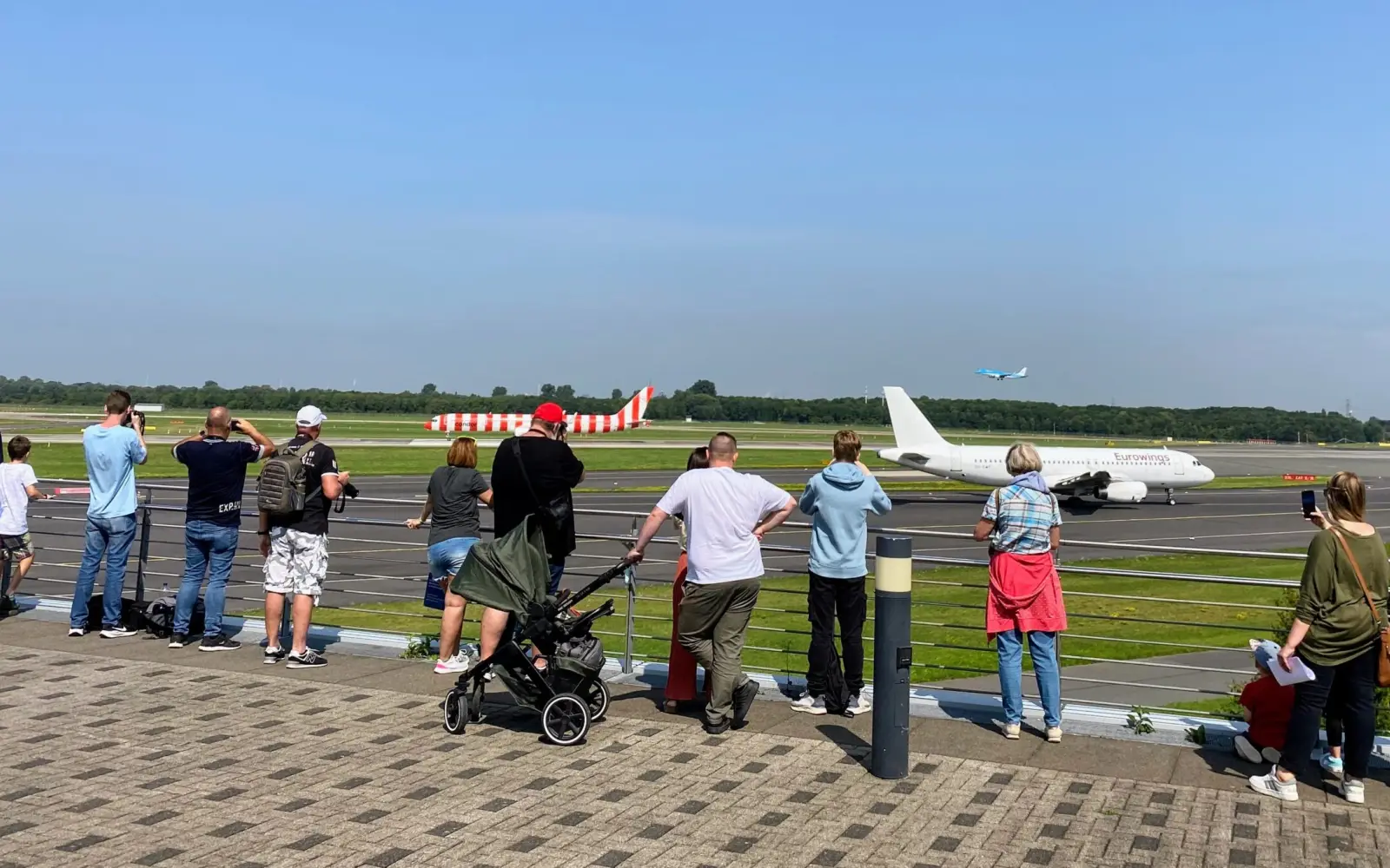 Gute Aussichten: Der Flughafen Düsseldorf öffnet die Terrasse der „Station Airport“ an vier Tagen in den NRW-Sommerferien für Besucherinnen und Besucher. Von dort lassen sich Starts und Landungen aus nächster Nähe beobachten. Foto: Flughafen Düsseldo