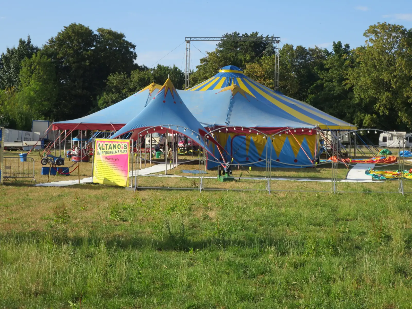 Auf der Wiese Zeppenheimer Weg/Ecke Alte Kalkumer Straße steht bis zum 23. August das Ferienspaßgelände von Zirkus Altano. Foto: hs