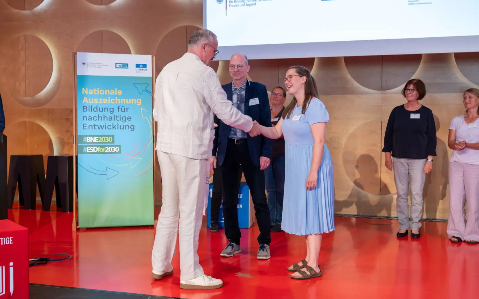 Bei der Verleihung in Karlsruhe wurde das Aquazoo Löbbecke Museum mit der Nationalen Auszeichnung für Bildung für nachhaltige Entwicklung geehrt. Foto: privat