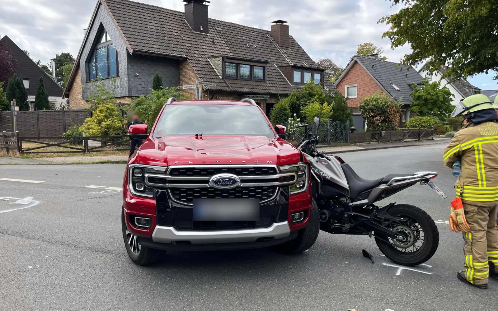 An der Einmündung Angermunder Straße / Walter-Schönheit-Straße stießen ein Ford und ein Leichtkraftrad zusammen, wobei der 21-jährige Motorradfahrer schwer verletzt wurde. Foto: privat
