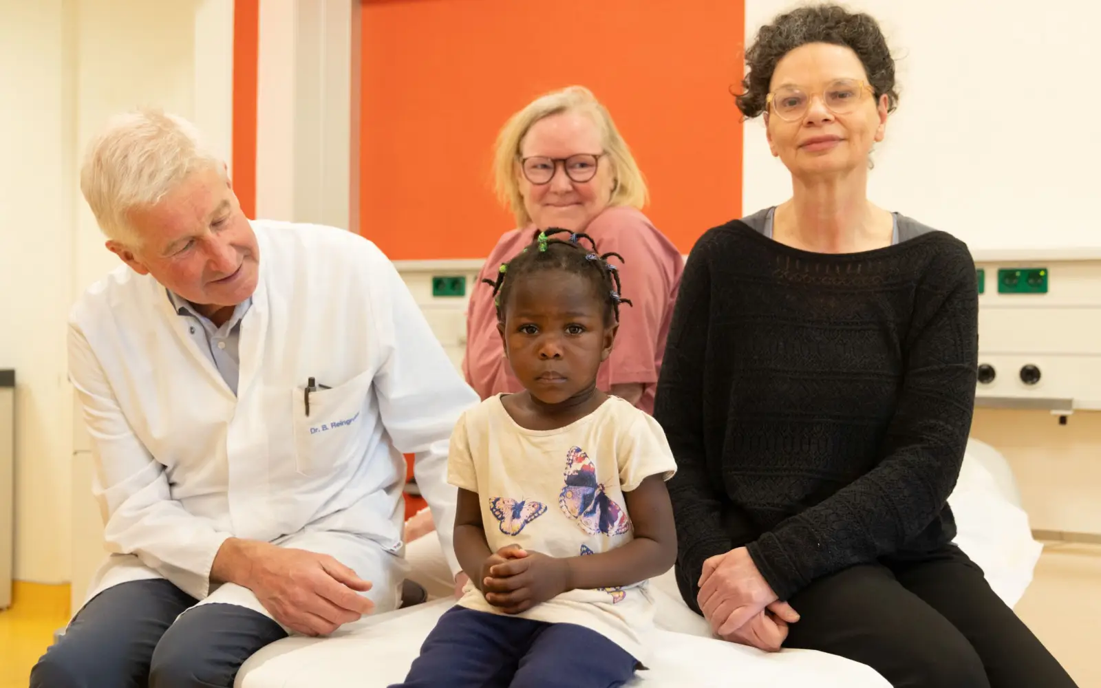 Chefarzt Dr. med. habil. Bertram Reingruber und sein Team im Florence-Nightingale-Krankenhaus haben die dreijährige Odeth aus Angola in zwei Operationen erfolgreich behandelt. Foto: Kaiserswerther Diakonie/F. Elschner