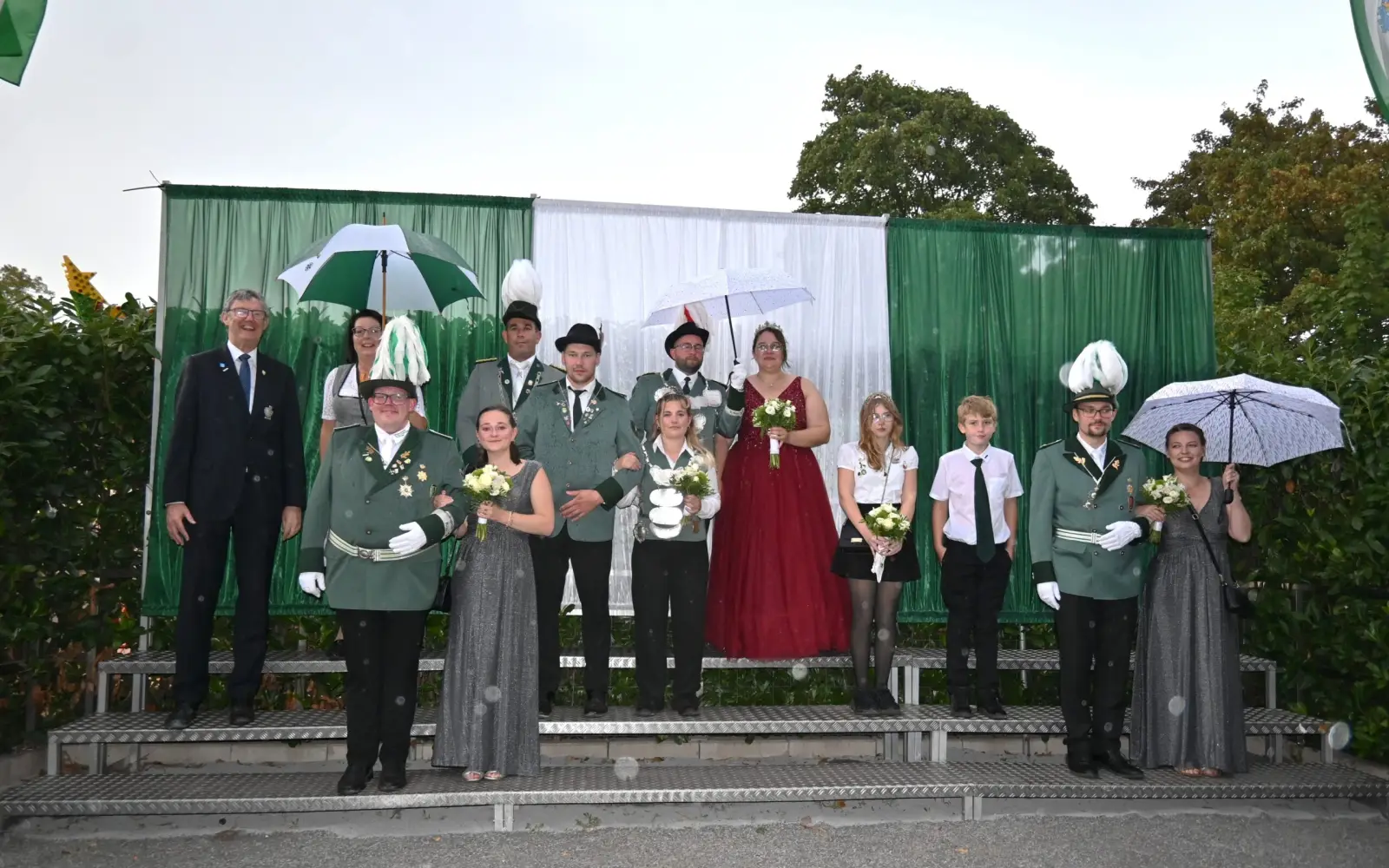 Das Königspaar Ingo van Megen und Maike Krawanja freut sich ebenso auf das Schützenfest in Huckingen Ende August wie das Prinzenpaar Laura Kirchholtes und Niklas Koch. Archivfoto: sam