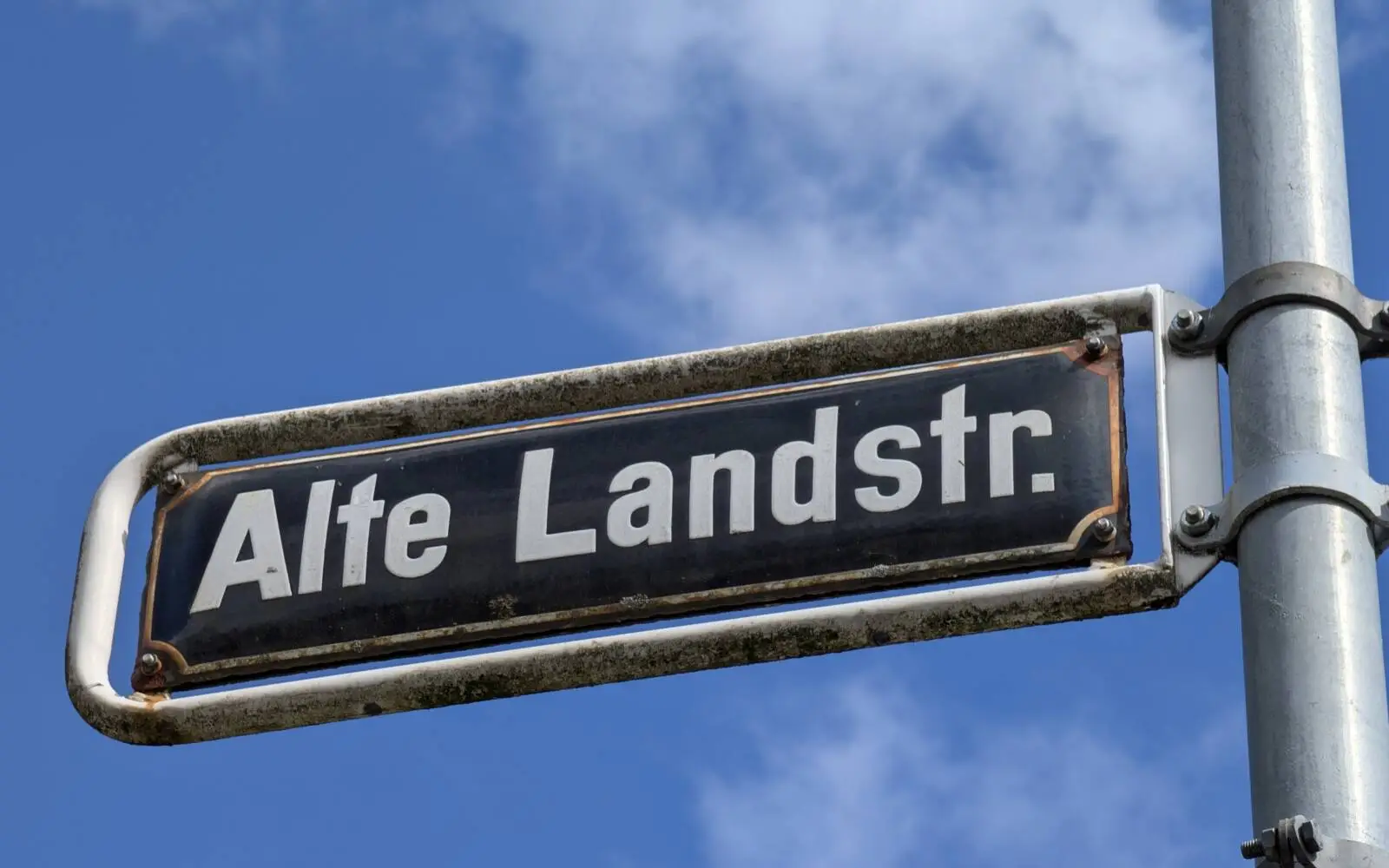In der Alten Landstraße in Kaiserswerth beginnt Ende August die Sanierung des Kanals. Foto: ah