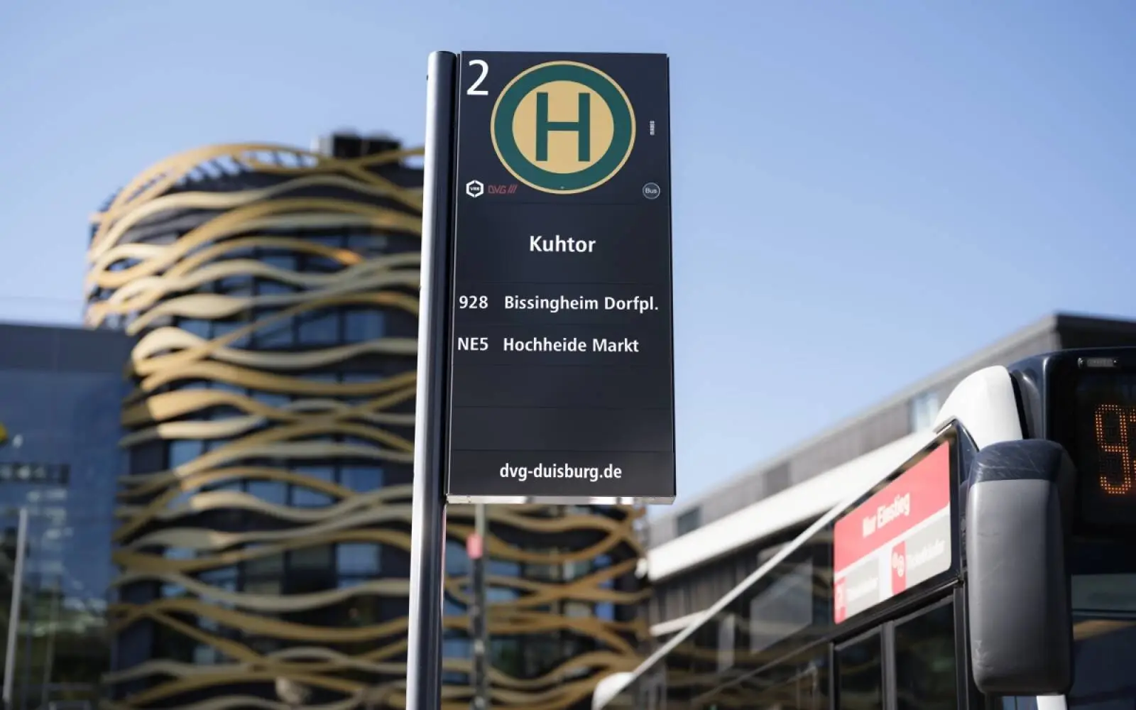 Mehr als 1.400 Haltestellenschilder im Duisburger Liniennetz werden bis 2028 gegen die neue anthrazitfarbene Gestaltung getauscht. Foto: Duisburger Verkehrsgesellschaft AG