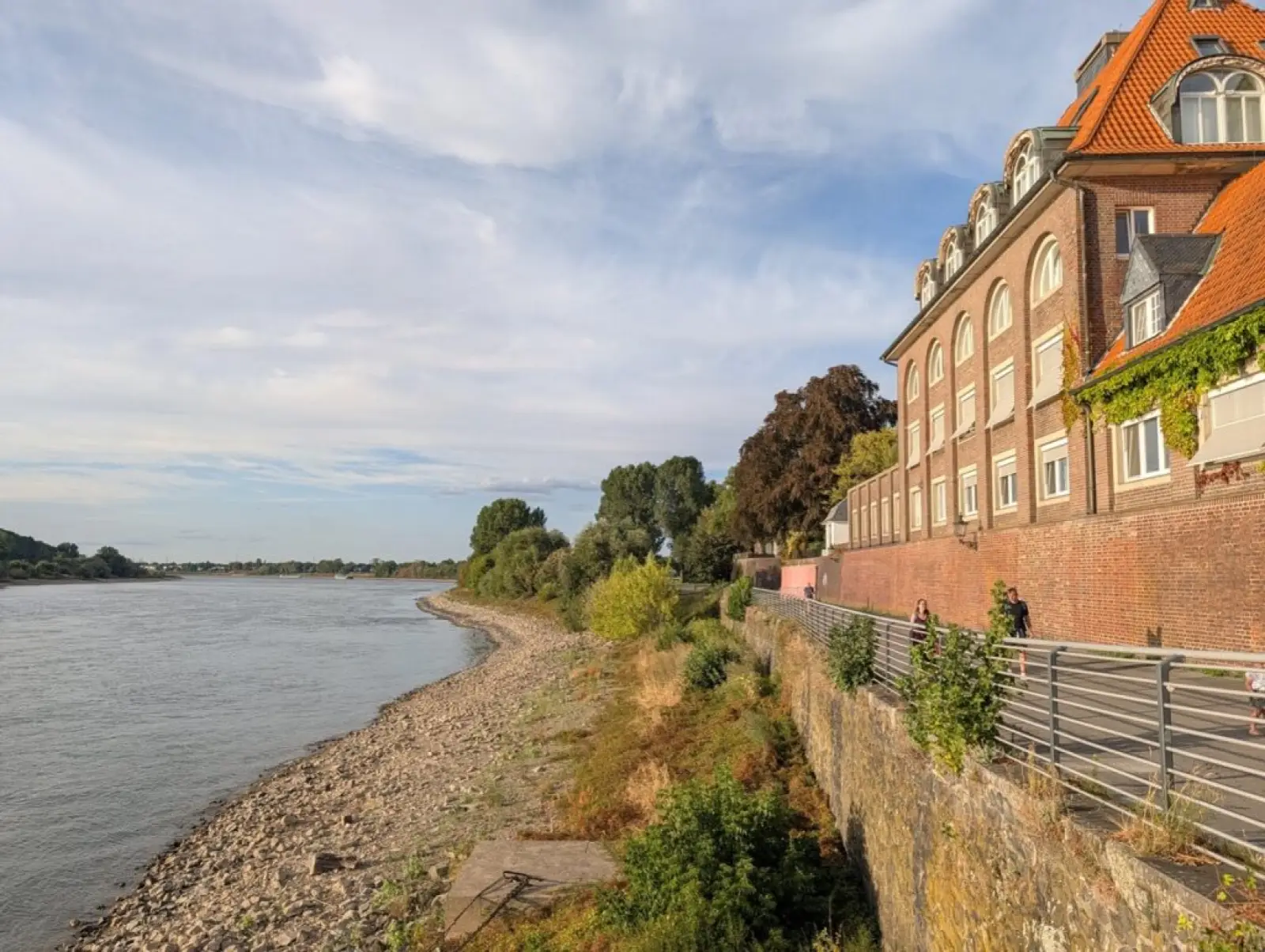 Unterhalb der Kaiserswerther Uferpromenade liegt das Rheinbett derzeit weitgehend trocken. Foto: ah