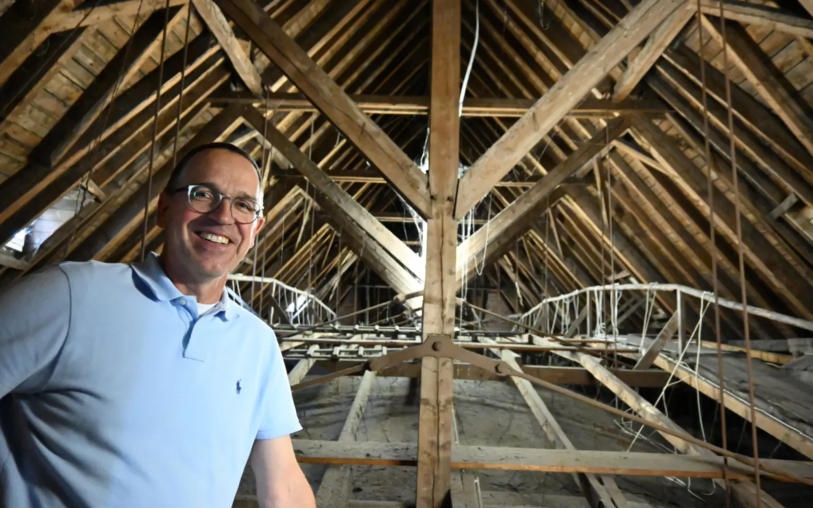 Der Dachstuhl ist in Ordnung, weiß Dr. Dominic Klingen vom Kirchbauverein. Foto: sam