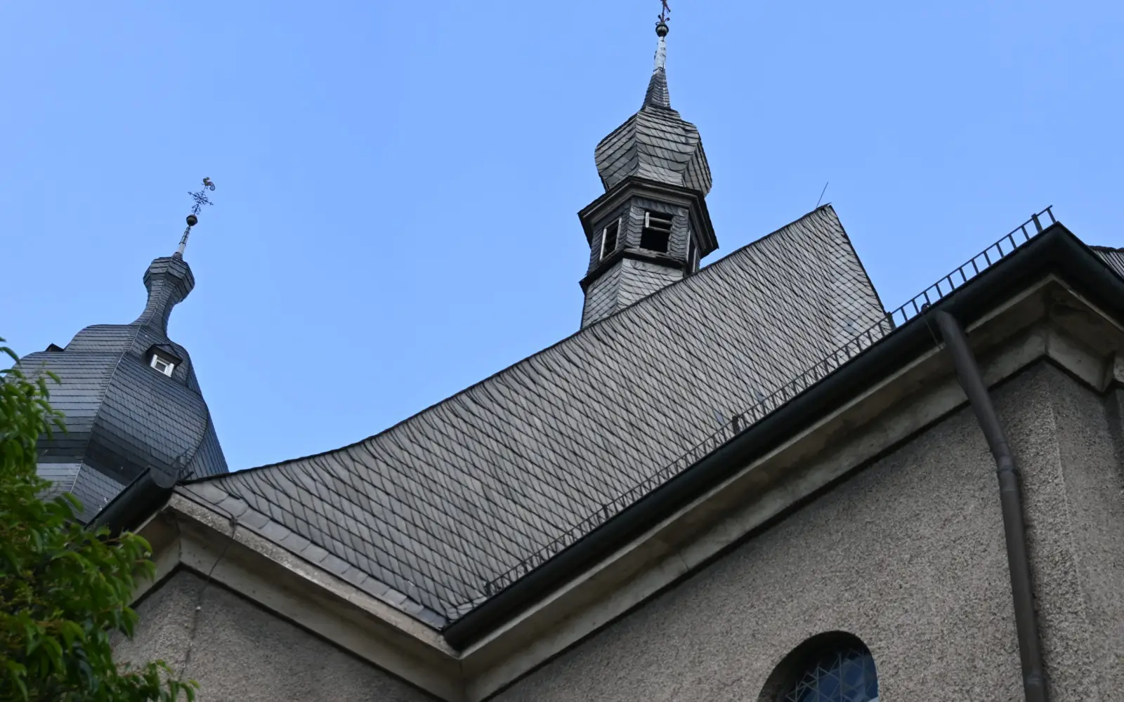 Neu eingedeckt werden muss der kleine Turm im Altarbereich. Foto: sam