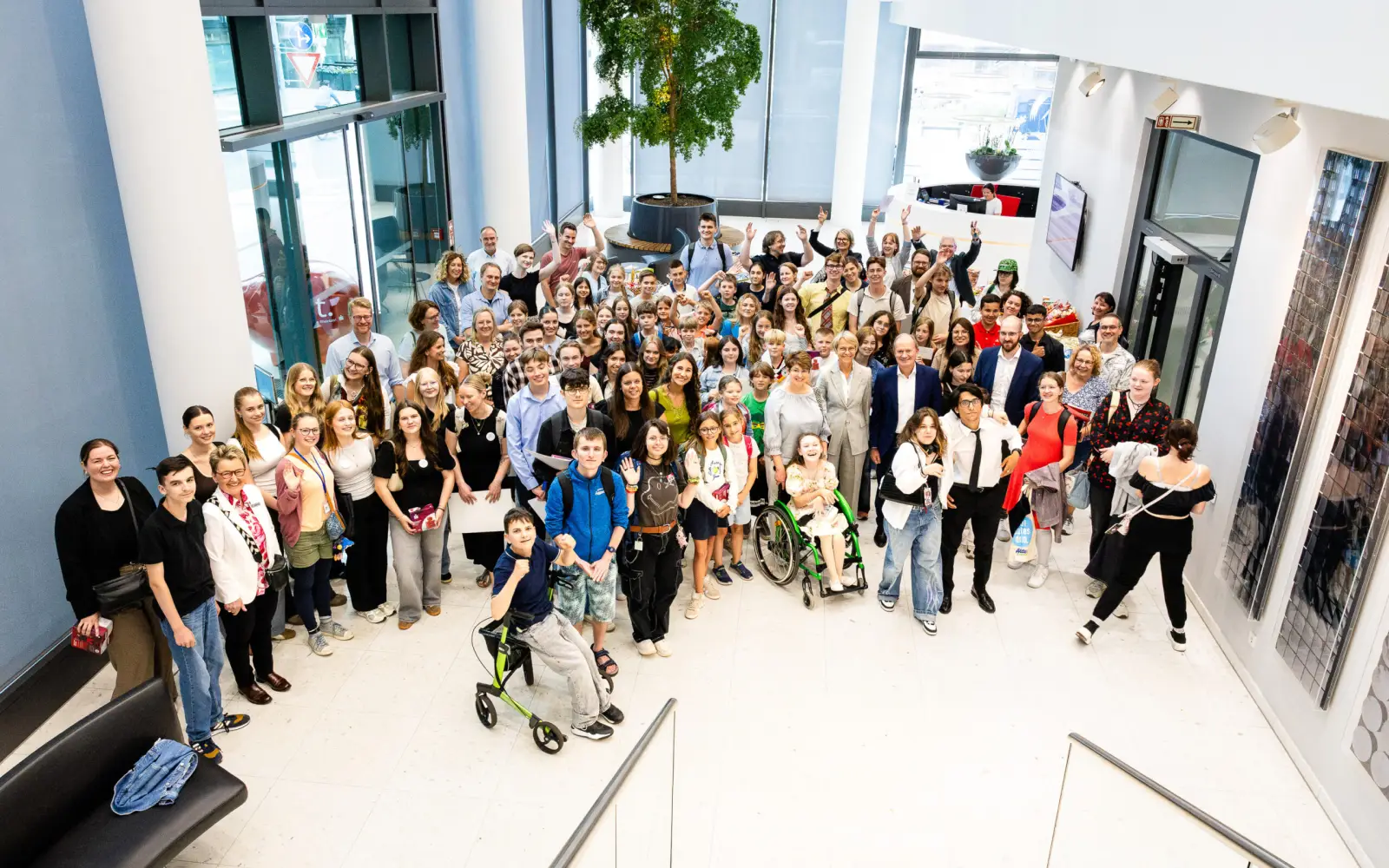19 Redaktionen überzeugten die Jury - alle stellten sich am Ende der Veranstaltung zum gemeinsamen Foto auf. Foto: RSGV