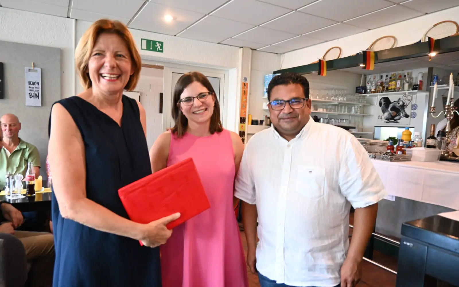 Malu Dreyer, die frühere Ministerpräsidentin von Rheinland-Pfalz (links), freute sich über ein Buchgeschenk: die "Rahmer Dorfgeschichte". Foto: sam