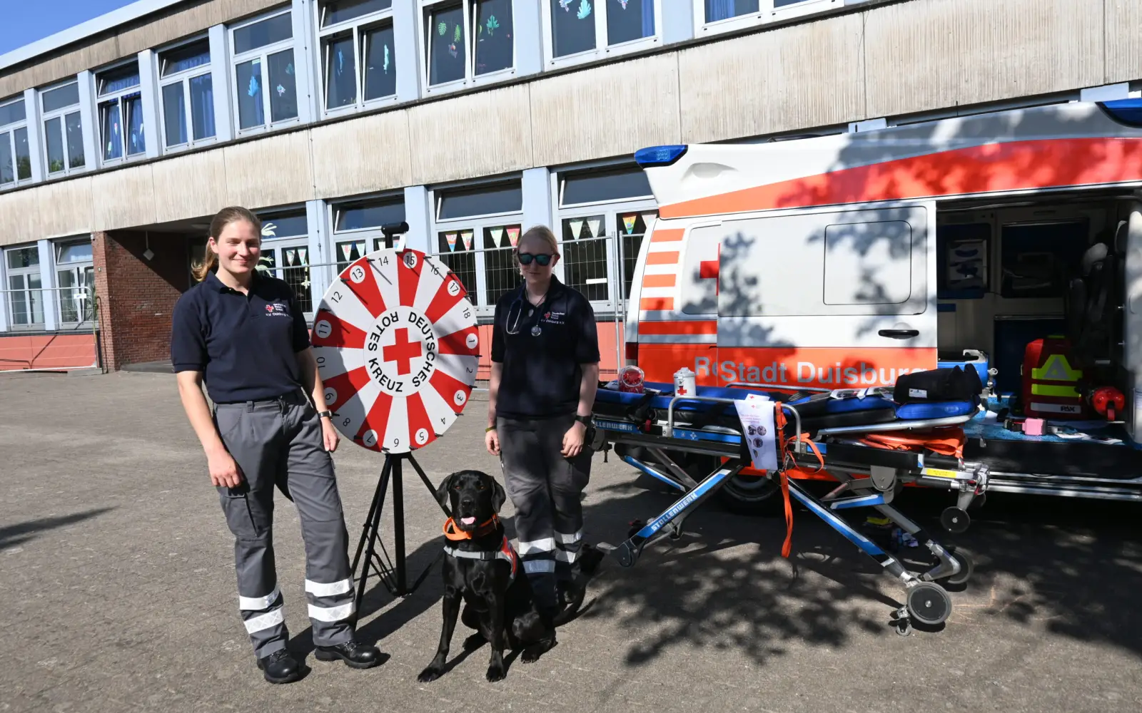 Marie Altgassen (links) und Marie Johanning mit Balou informierten über die ehrenamtliche Arbeit beim DRK - unter anderem über den Aufbau der Rettungshundeeinheit. Foto: sam