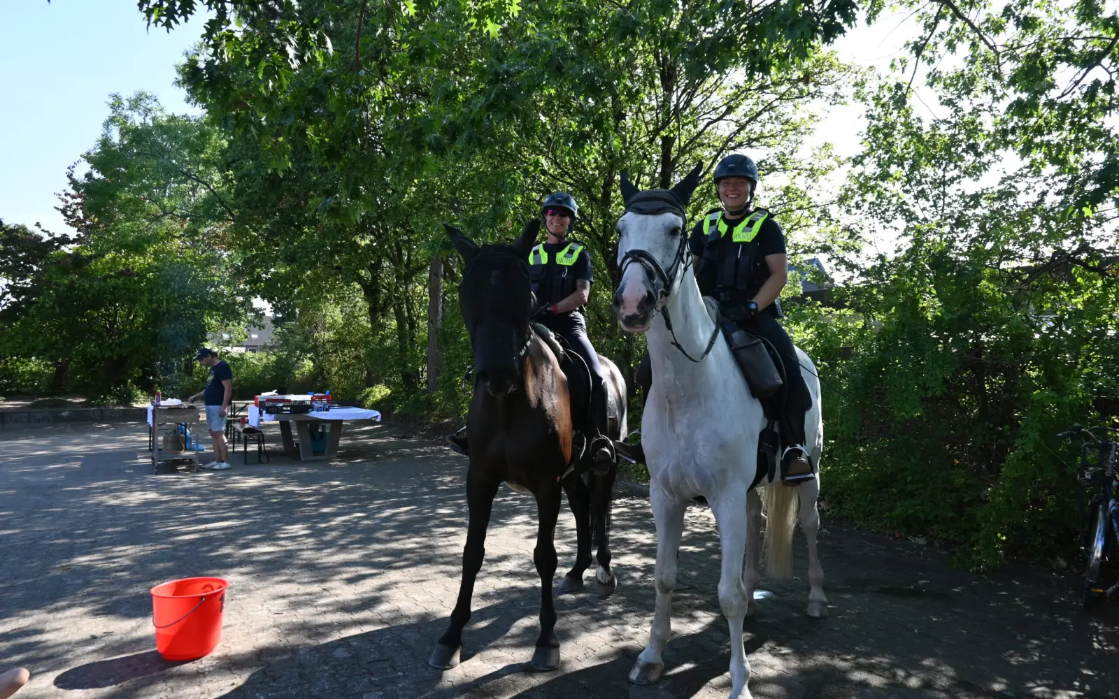 Aus der Polizei-Reiterstaffel NRW waren Birgit Zellmer (links) und Eileen Koths mit ihren Pferden vor Ort. Foto: sam