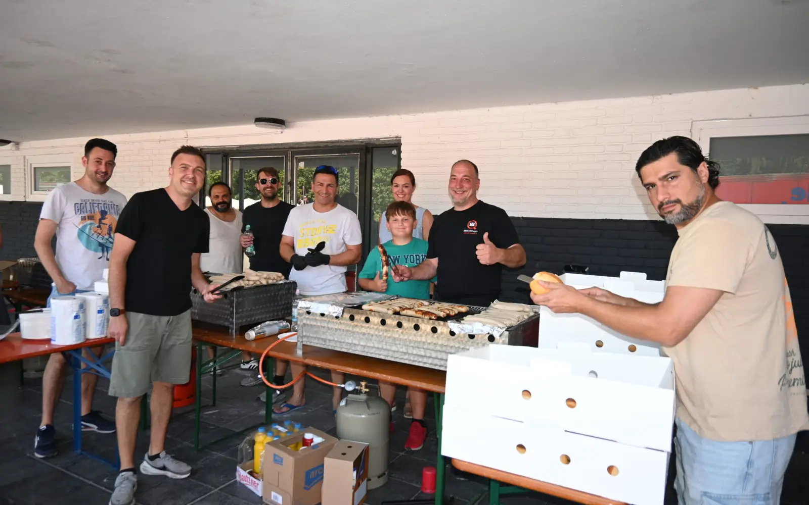 Mit leckeren Sachen vom Grill verwöhnten Eltern die Kinder und Besucher. Foto: sam