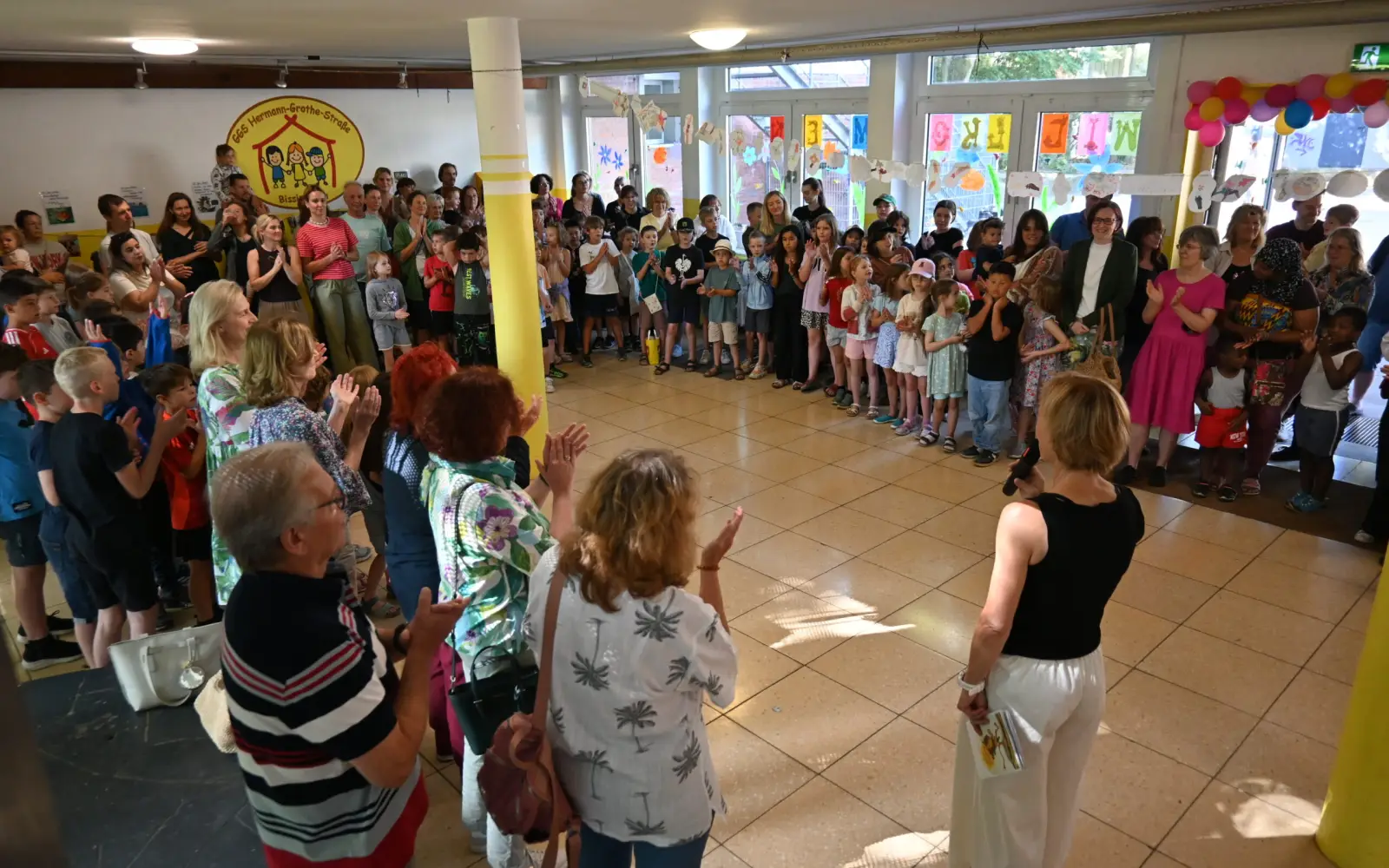 Mit dem Schullied "Miteinander" begrüßten die Kinder ihre Gäste. Foto: sam