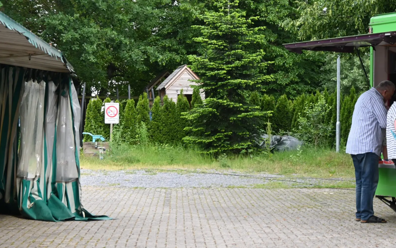 Wo früher Regen auf der Fläche stand, liegt nun Splitt. Laut Holger Ostwald können dadurch nicht mehr Autos auf dem Parkplatz parken. Foto: sam