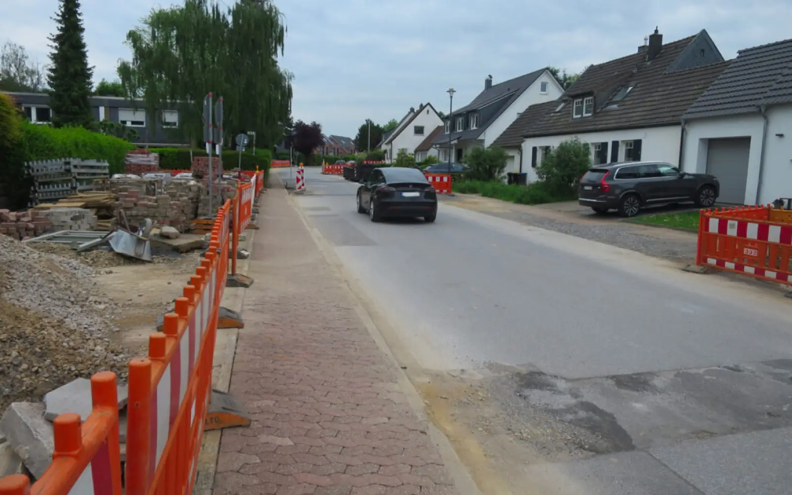 Auf der Zeppenheimer Straße sind bis Haus Nr. 29 die Bauarbeiten weit fortgeschritten, aber noch nicht alle Gräben wieder verfüllt und nicht alle Absperrungen abgeräumt. Foto: hs