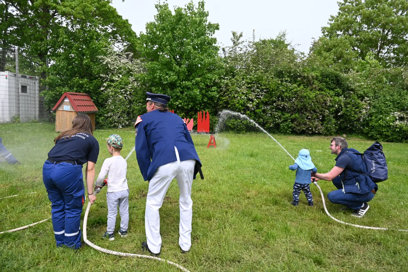 Beim Familientag hatten die Kinder die Möglichkeit, mit einem Feuerwehrschlauch das Löschen zu üben. Foto: sam
