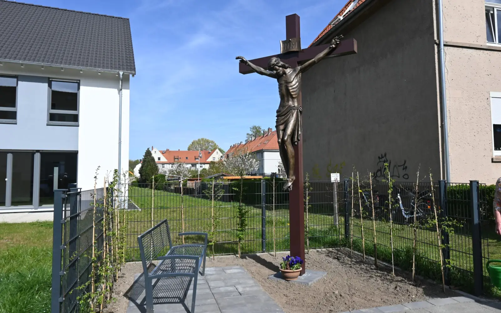 Auf den neuen Bänken können die Menschen am Kreuz innehalten. Foto: sam