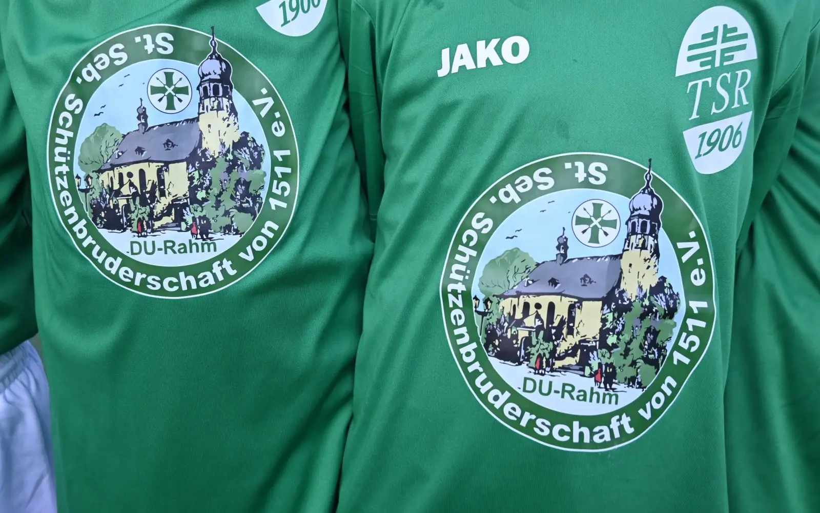 Das Logo der Rahmer Schützenbruderschaft ist gut auf den neuen Trikotsätzen der TSR-Bambinis zu erkennen. Foto: sam