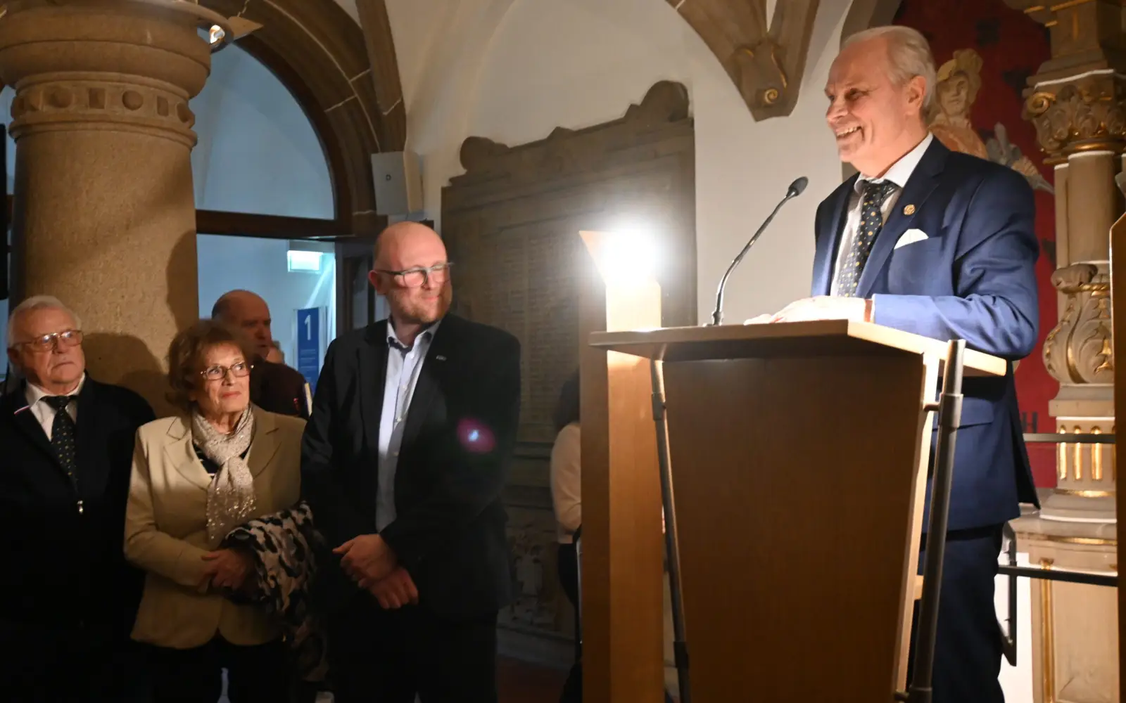 Mit einem Ball zu spielen, wäre "Ennatz" lieber gewesen, als in ein Mikrofon zu sprechen. Foto: sam