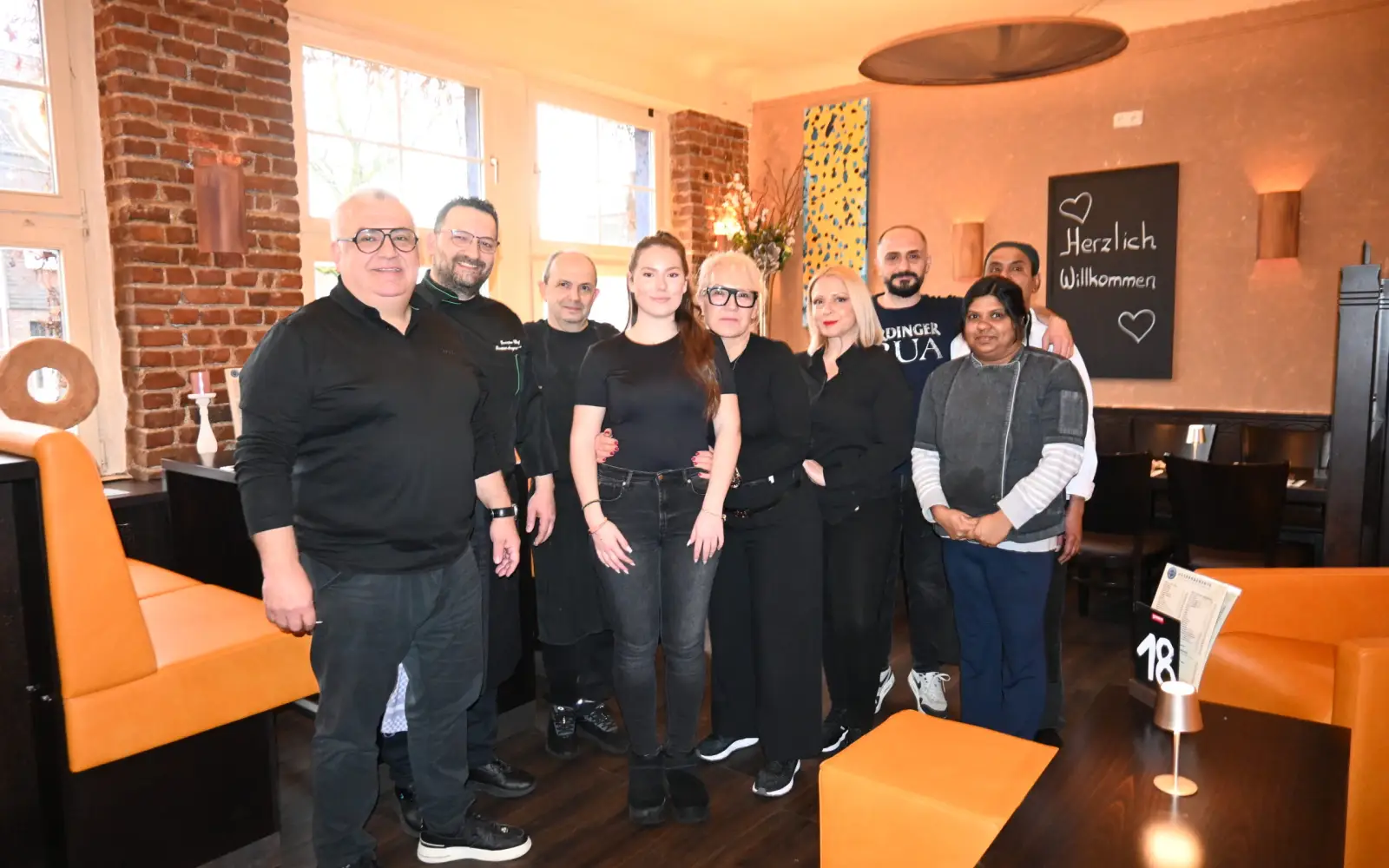 Gastronom Ioannis Chantzaras (links) möchte mit seinem Team im „Gleis drei“ in Großenbaum nun die Gäste verwöhnen. Foto: sam