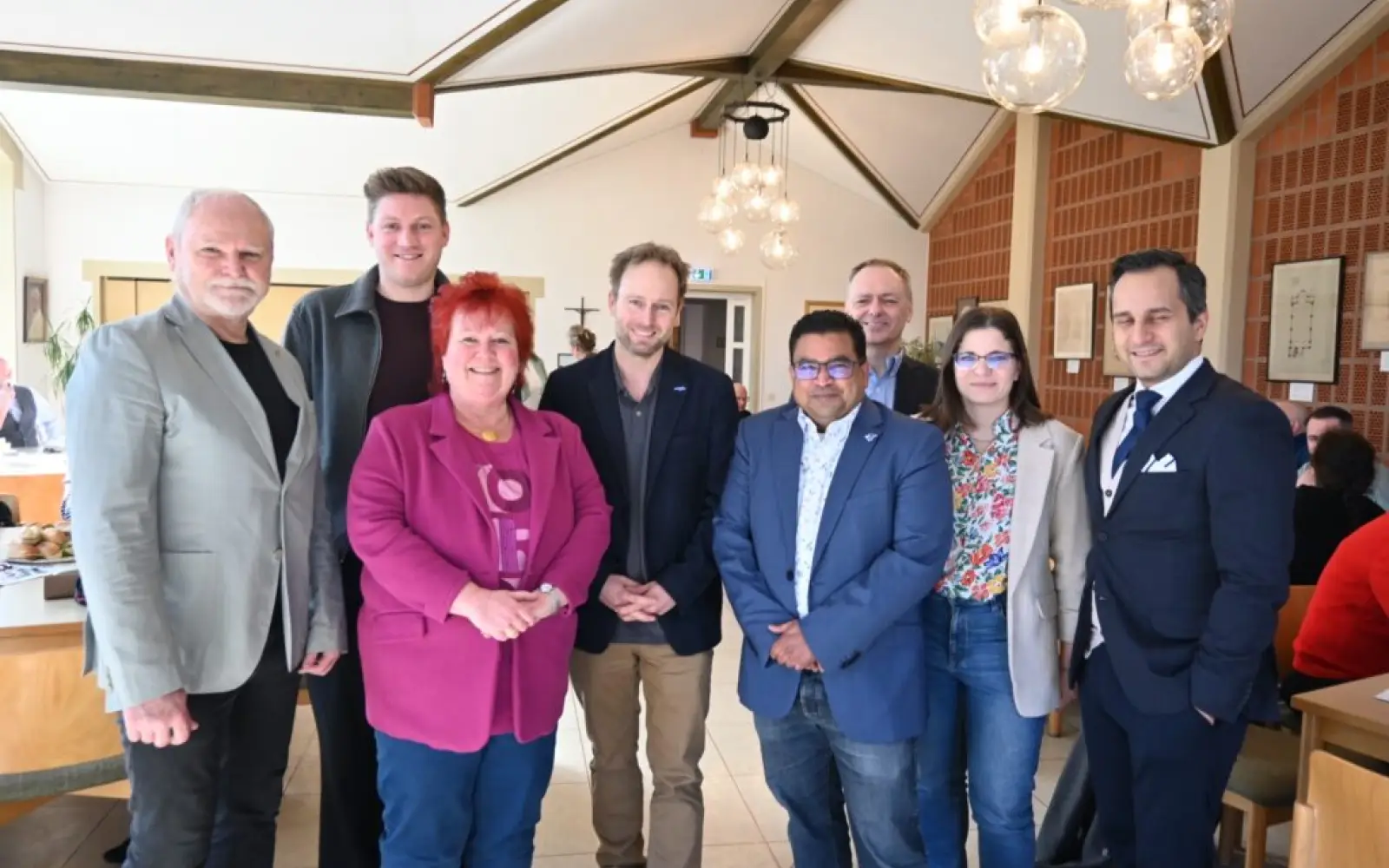 Beim Frühlingsempfang der SPD in Rahm waren dabei (von links): Ratsherr Uwe Ernst, Ratsherr Jannik Neuhaus, Bezirksbürgermeisterin Beate Lieske, Stadtkämmerer Martin Murrack, Vorsitzender Daniel Rosenbach, Bezirksvertreter Christian Hilberger, Vorsitzende Jacqueline Dederichs sowie Mahmut Özdemir (MdB), Vorsitzender der SPD in Duisburg. Foto: sam