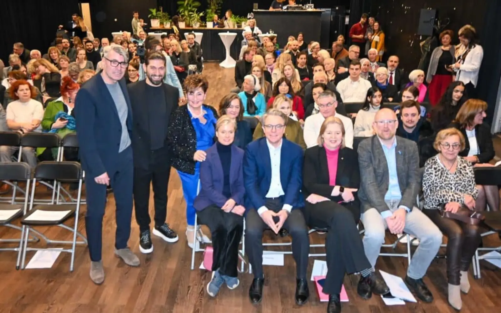 Zahlreiche Vertreter aus der Politik und Verwaltung begleiteten die Geburtstagsfeier sowie den Abschied der bisherigen Kiebitz-Geschäftsführerin, darunter auch Bundessozialministerin Bärbel Bas (vorne, dritte von rechts) und Oberbürgermeister Sören Link (2. von rechts). Foto: sam