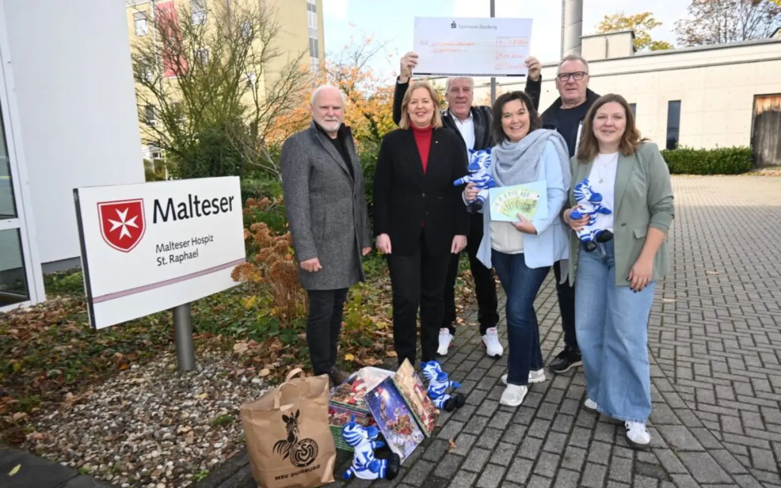 Die Spende soll unbürokratisch den Familien zugutekommen, die der ambulante Kinder- und Jugendhospizdienst begleitet. Bei der Scheckübergabe dabei waren (von links): Uwe Ernst, Bundesarbeitsministerin Bärbel Bas, Volker Hans, Sibylle Franke, Uwe Hans und Christina Jakubiak. Foto: sam
