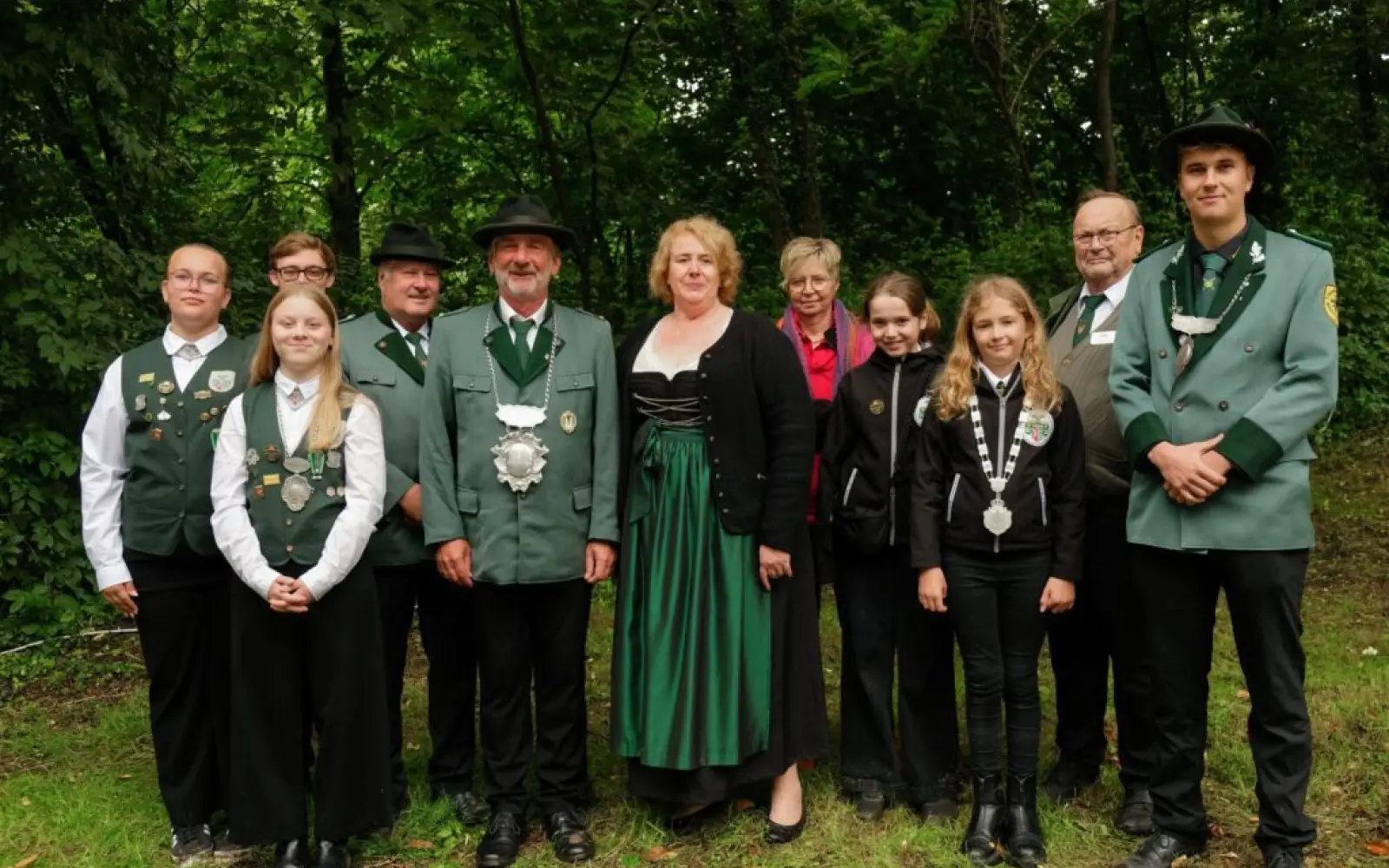 Freuen sich auf ein schönes Schützen- und Krönungsfest (von rechts): Prinz Ben Lücker mit Adjutant Werner Willms, Tellprinzessin Marie Lou Ragnitz mit Adjutantin Anna Rebbe, Petra Riebe (Adjutantin Königsbegleiterin), Königsbegleiterin Andrea Schreiber und König Michael Mainzer, Wolfgang (Adjutant König Riebe), Schülerprinzessin Thea Bergmann (vorne) mit Begleiter Leon Stolzenburg (hinten) sowie Adjutantin Carina Werner. Auf dem Foto fehlt Bambiniprinz Lio Brück. Foto: privat