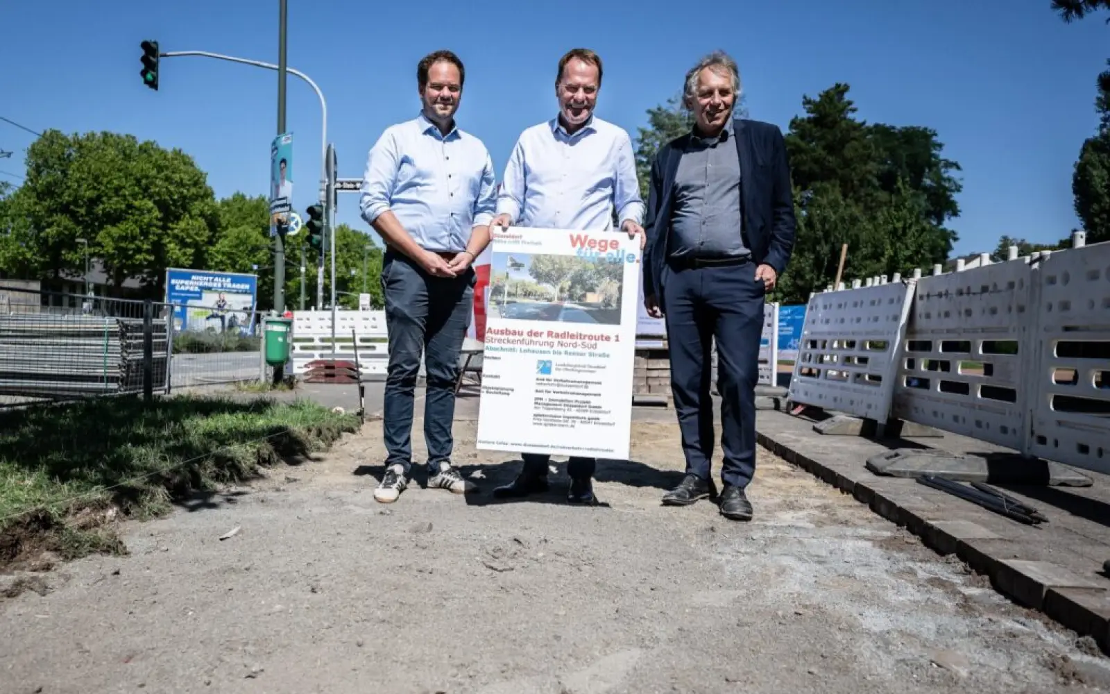 Oberbürgermeister Dr. Stephan Keller (mitte), Mobilitätsdezernent Jochen Kral (rechts) und IPM-Geschäftsführer Michael Köhler beim Baustart für den nächsten Abschnitt der Radleitroute 1 auf der Kaiserswerther Straße. Foto: Landeshauptstadt Düsseldorf / David Young