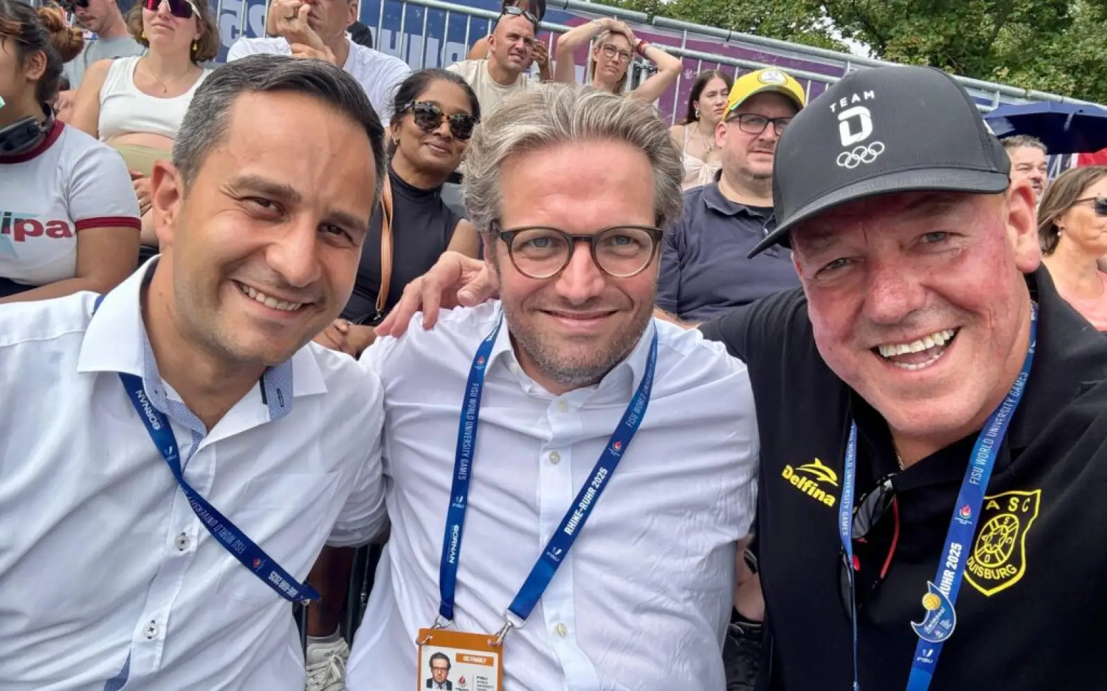 Netzwerken ist für ASCD-Clubpräsident Frank Salamon (rechts) sehr wichtig. Hier feuert er gemeinsam mit Mahmut Özdemir (Mitglied des Bundestages, links) und Christian Wiermer (Regierungssprecher des Landes Nordrhein-Westfalen und Staatssekretär für Europaangelegenheiten sowie Internationales) die Wassersportler an. Foto: privat