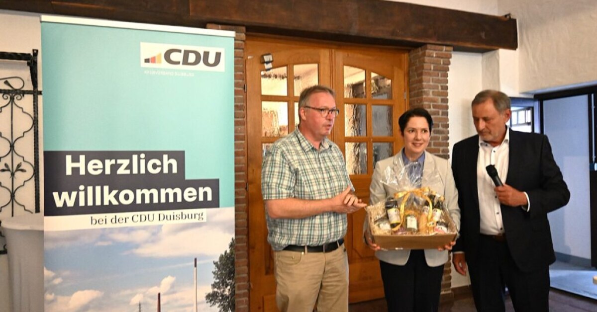 Als Dankeschön für ihren informativen Besuch erhielt die NRW-Landwirtschaftsministerin Silke Gorißen einen Korb mit heimischen Produkten von Bienen Lindner. Er wurde von Stefan Lindner (links) und dem CDU-Ortsverbands Mündelheim/Ehingen/Serm (MES) überreicht. Foto: sam