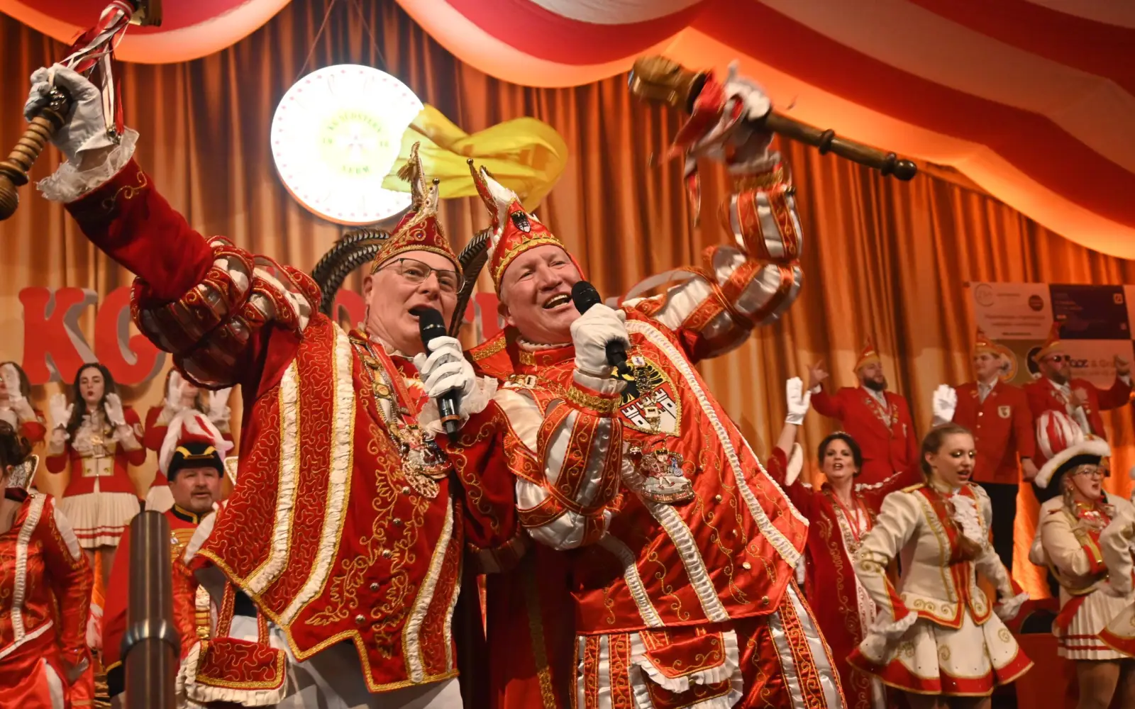 Zwei Prinzen aus der KG Südstern auf einer Bühne in Serm: Stadtprinz Toni I. (Köther, rechts) ist Mitglied der Prinzengarde sowie der Sermer Karnevalsprinz Bernd II. (Baumann). Foto: sam