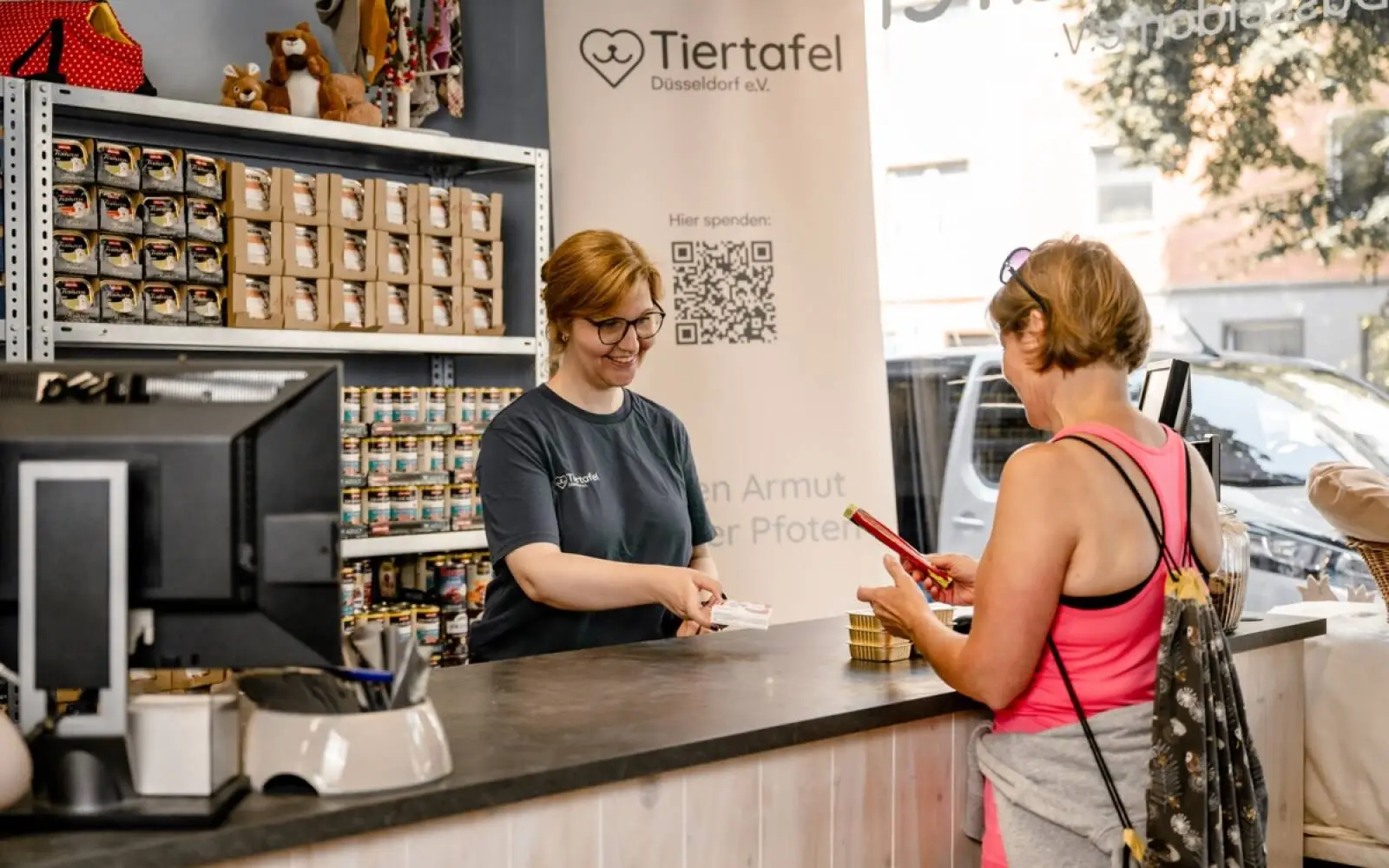 An der Ausgabestelle der Tiertafel Düsseldorf an der Bilker Allee 223 erhalten bedürftige Tierhalterinnen und Tierhalter alle 14 Tage samstags Futter für ihre Tiere. Foto: Bellagrafie.de | Jennifer Schöning