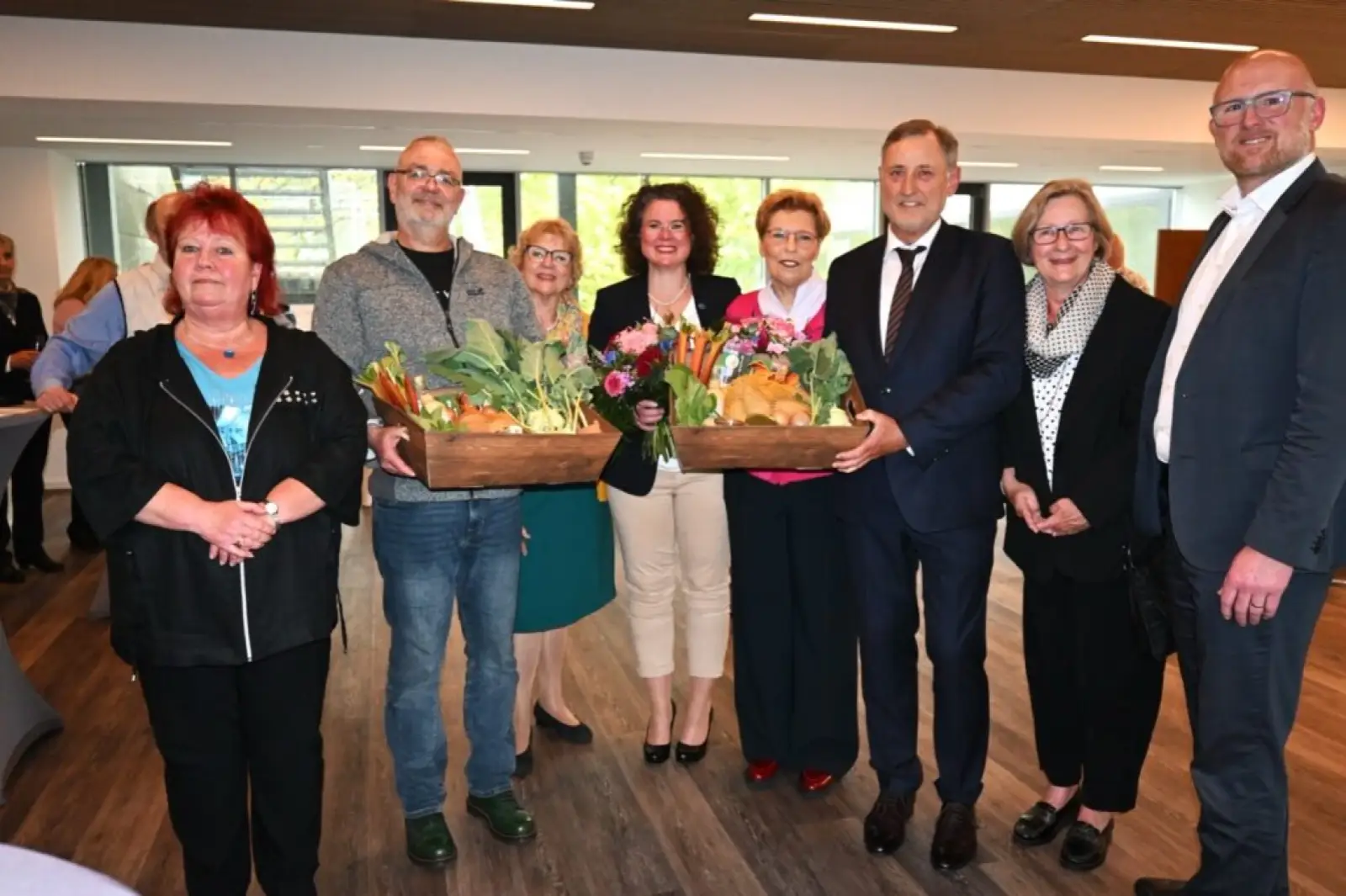 Viele Fotos wurden zur Erinnerung an die stilvolle Feierstunde gemacht. Hier sind zu sehen (von links): Bezirksbürgermeisterin Beate Lieske, Bezirksvertreter Stephan Baumgarten, Bezirksvertreterin Heide Apel, Alexandra Jockel, Marlies Schmitz, Bezirksvertreter Wolfgang Schwertner, Bezirksvertreterin Angelika Kleinefeldt sowie OB Sören Link. Foto: sam
