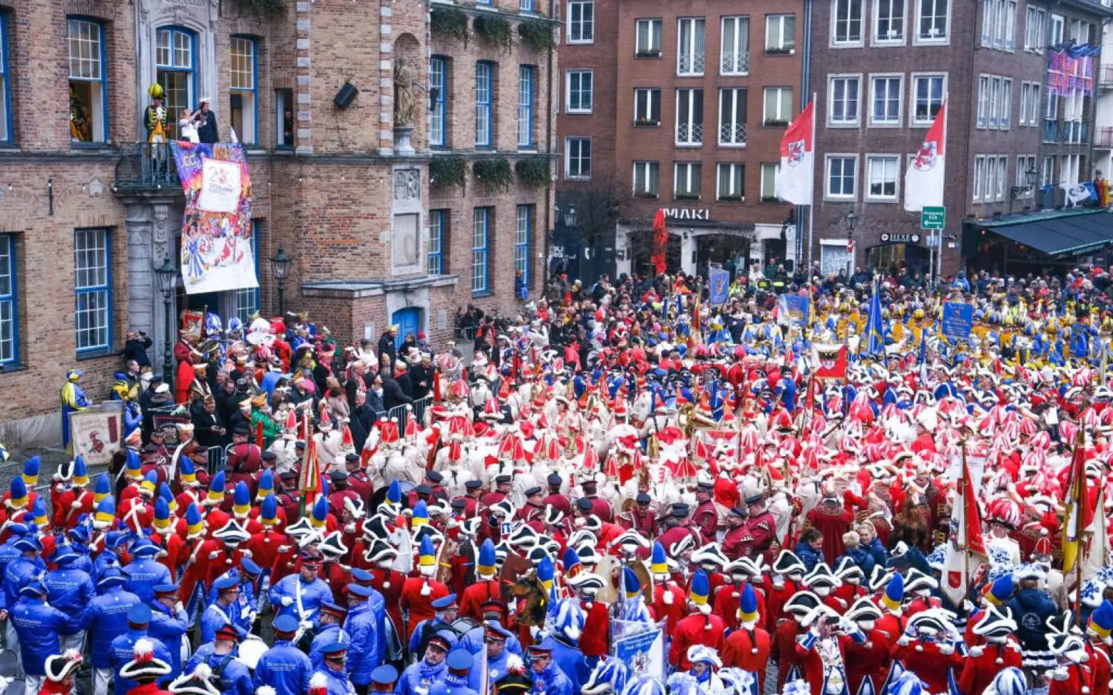 200 Jahre Düsseldorfer Karneval: Großer Aufmarsch der Garden aus verschiedenen Karnevalshochburgen auf dem Rathausvorplatz am Tag des Karnevals. Foto: Michael Gstettenbauer / Stadt Düsseldorf