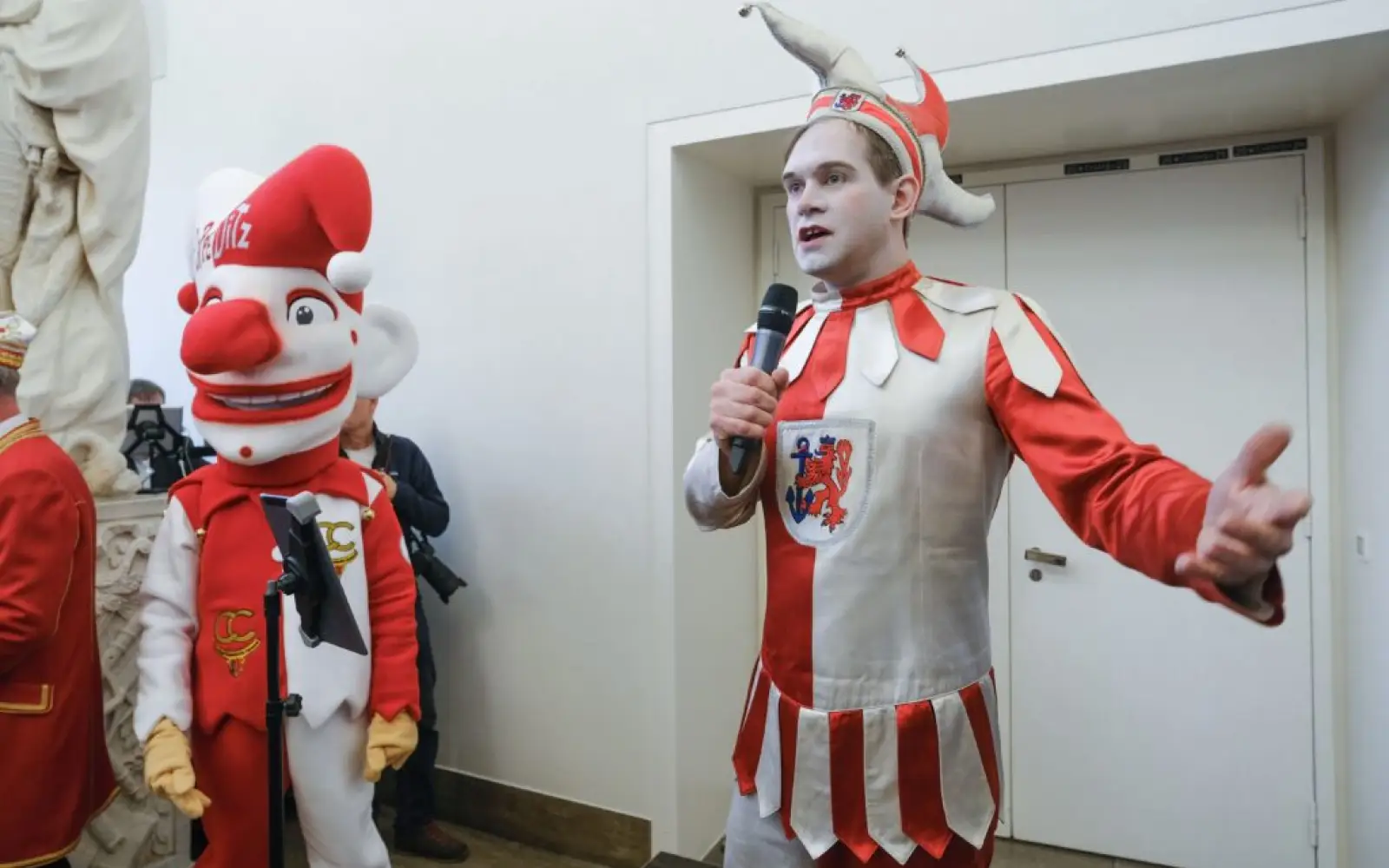 Jan Philip Hilger hielt als Hoppeditz im Jan-Wellem-Saal eine Büttenrede, links das neue Hoppeditz-Maskottchen. Foto: Michael Gstettenbauer / Stadt Düsseldorf