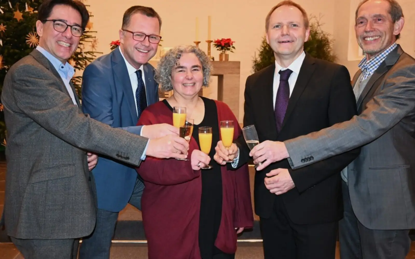 Stießen am Sonntag fröhlich auf die neue Großgemeinde im Duisburger Süden an (von links): Pfarrer Bodo Kaiser, Pfarrer Rainer Kaspers, Jugendpastorin Ulrike Kobbe, Pfarrer Ernst Schmidt und Prädikant Wolfgang Böhme. Foto: sam