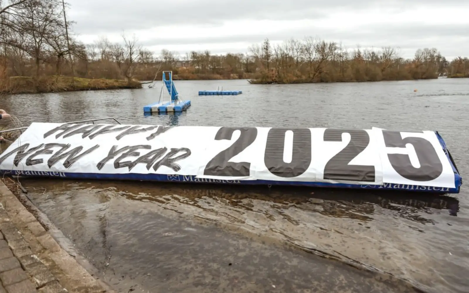 Das neue Jahr 2025 wurde gebührend am Barbarasee im Duisburger Süden begrüßt. Foto: ASCD